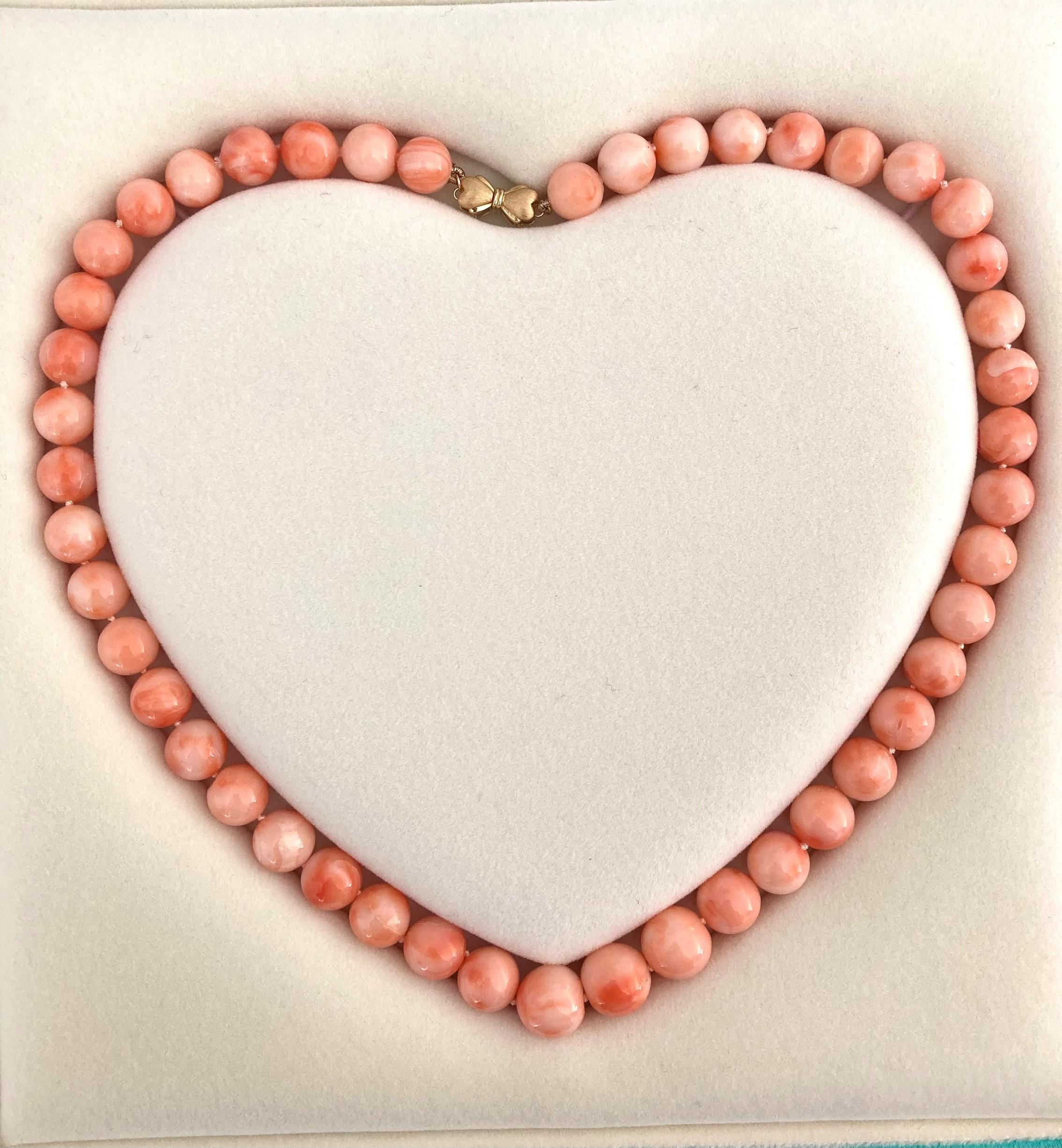 Estate 260 Carat Pink Angel Skin Coral Necklace in Yellow Gold In Excellent Condition For Sale In GOES, NL