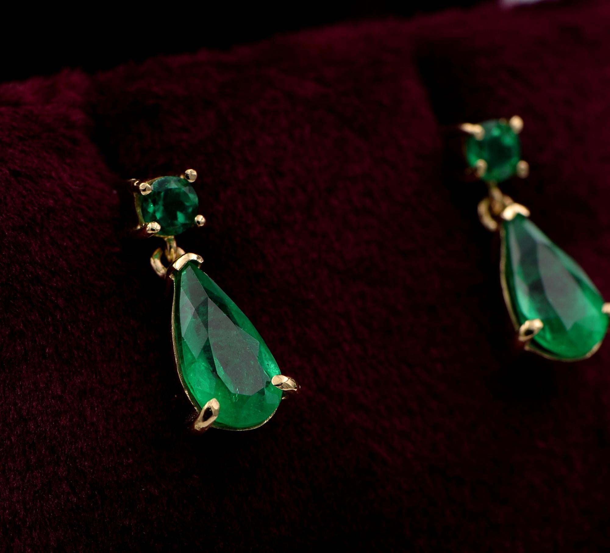 Contemporary Estate 2.60 Ct Natural Emerald Solitaire Swing Drop Earrings For Sale
