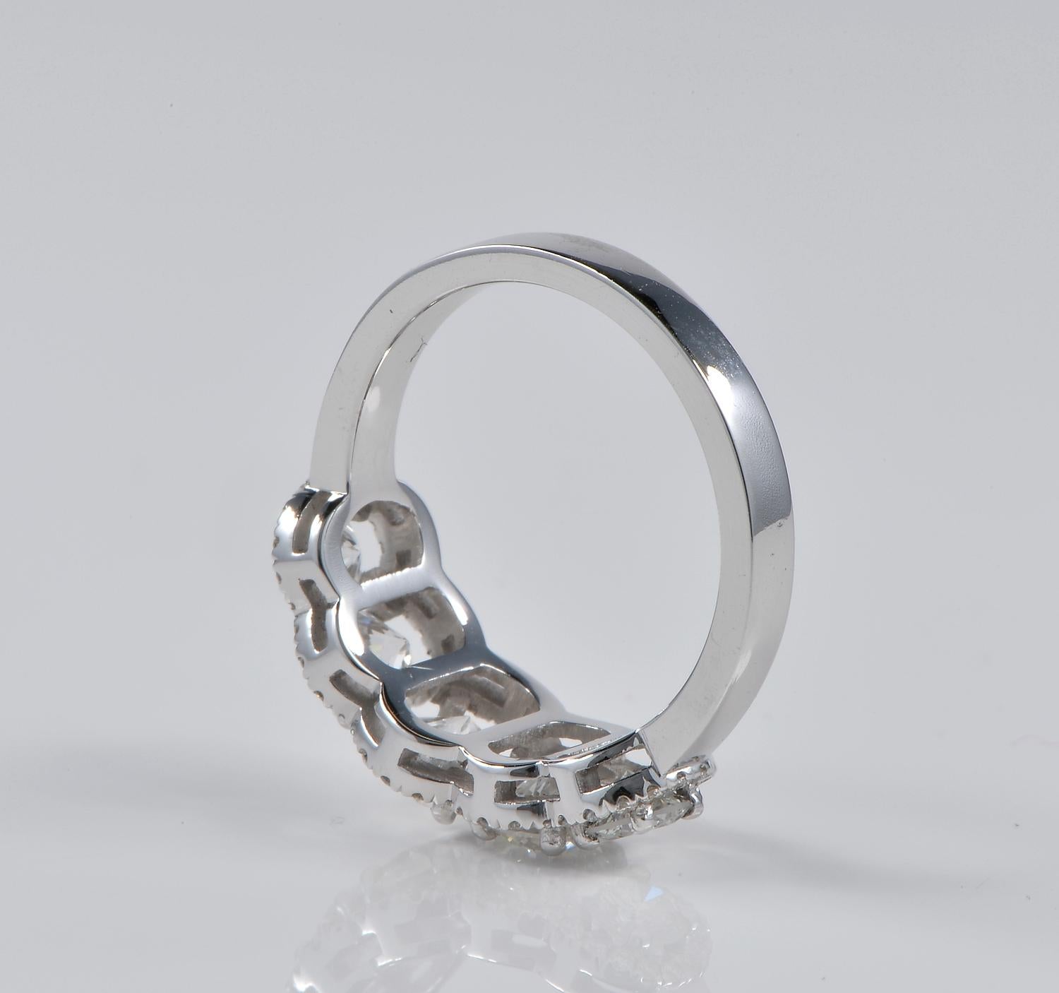 Estate 2.70 Ct Five Stone Diamond ring In Excellent Condition For Sale In Napoli, IT