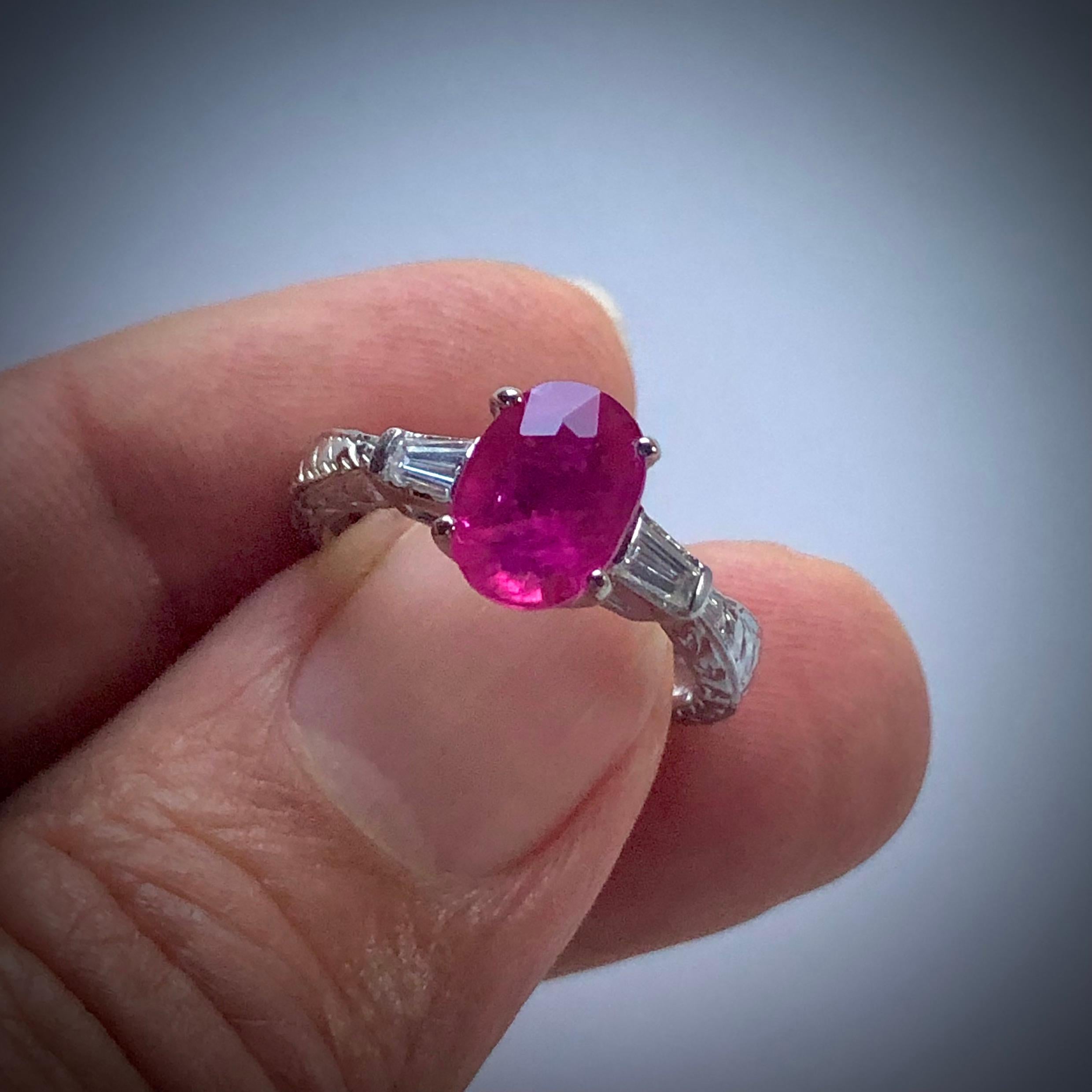 Nachlass 2,75 Karat Vintage Rubin-Diamant-Ring Platin und 18K (Art déco) im Angebot