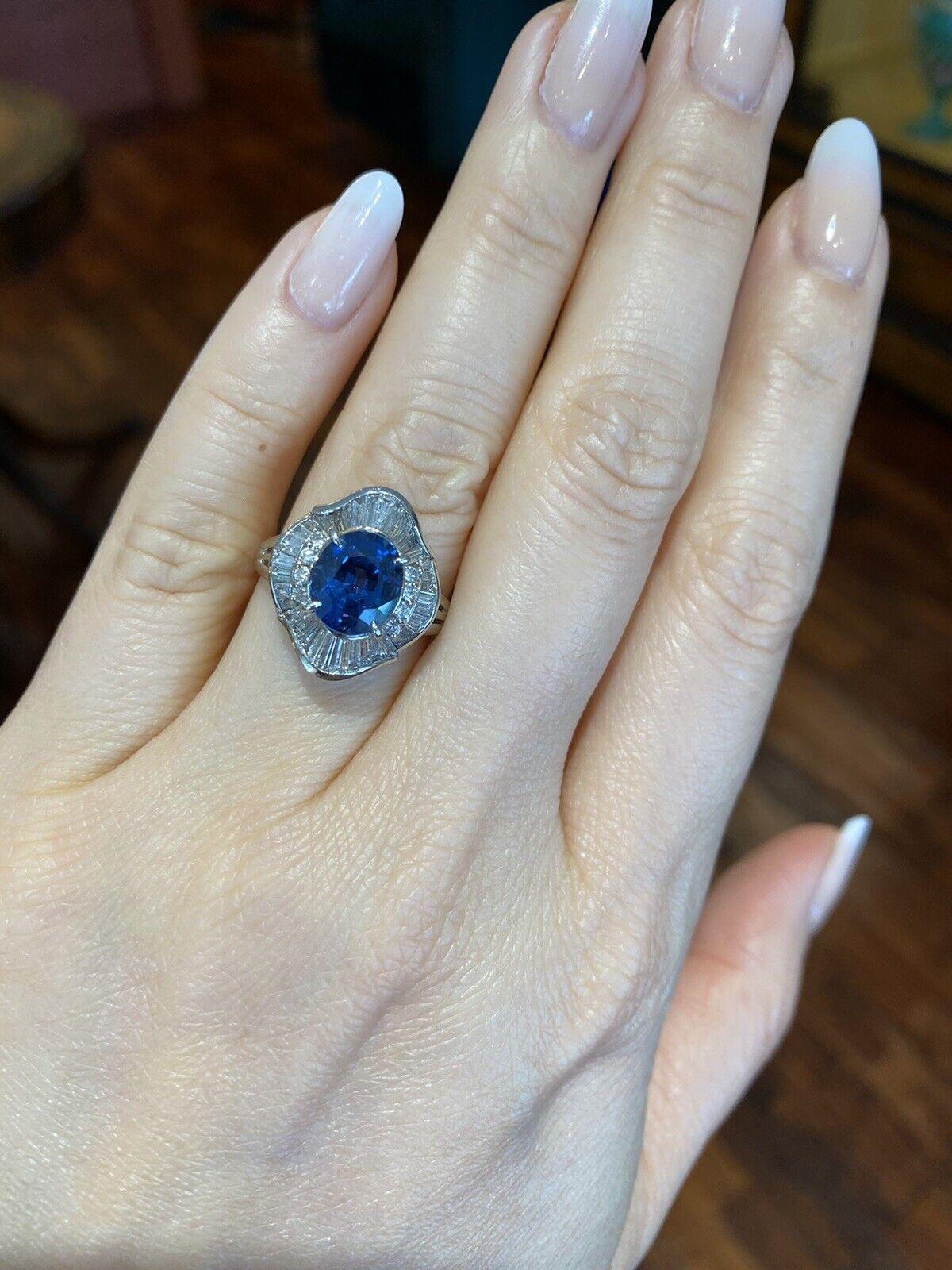 Anello con zaffiro ovale e diamante in platino

L'anello Estate Oval Sapphire and Diamond presenta uno zaffiro di 2,89 carati di colore blu medio splendidamente tagliato, circondato da baguette ondulate e diamanti rotondi Brillianti incastonati in