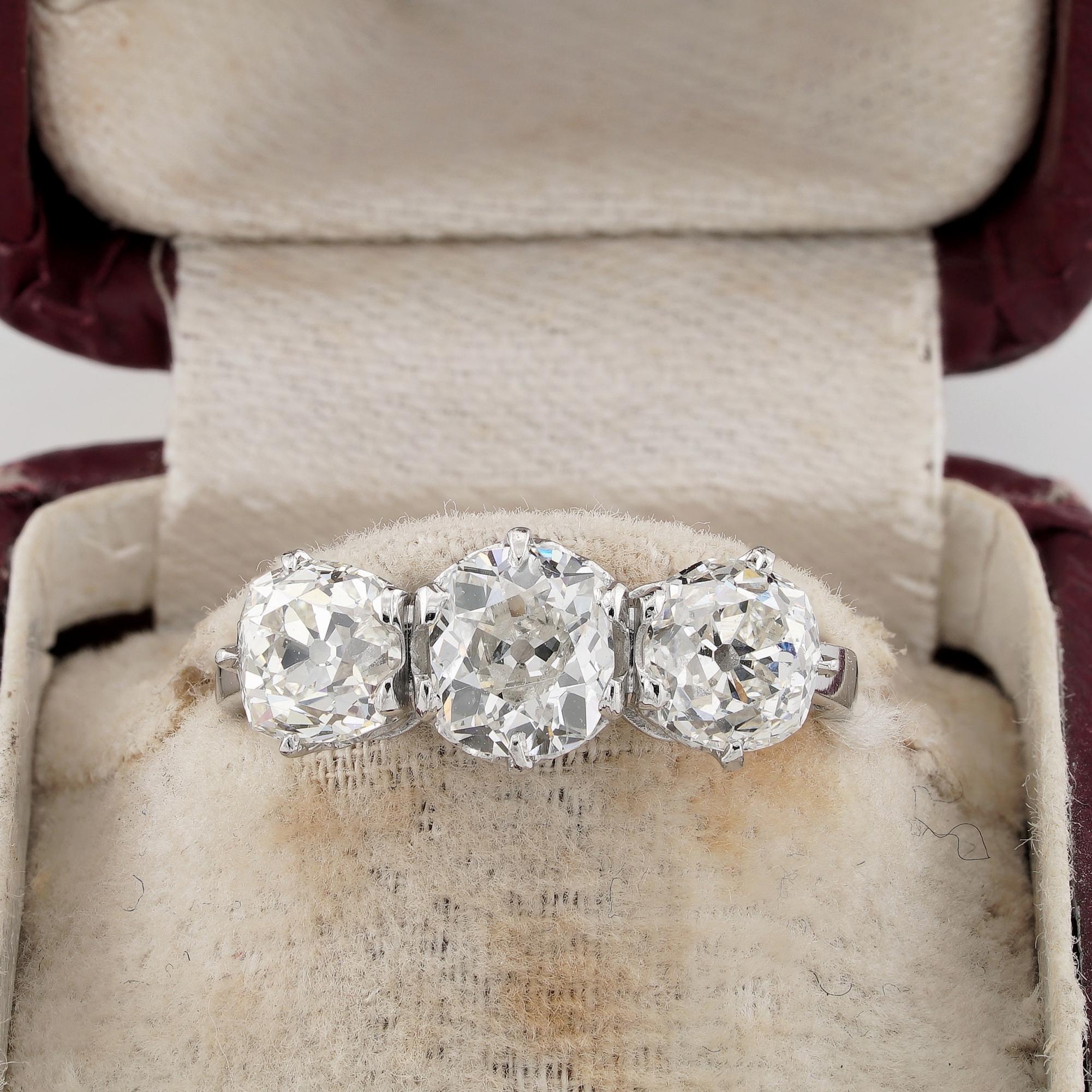 Jeton d'amour
Très belle bague trilogie de 2,90 ct de diamants taillés à l'ancienne
Un trio fabuleux et remarquable de diamants taillés à l'ancienne, facettés à la main en 1800, réinitialisés au fil du temps dans un style plus robuste, plus vintage,