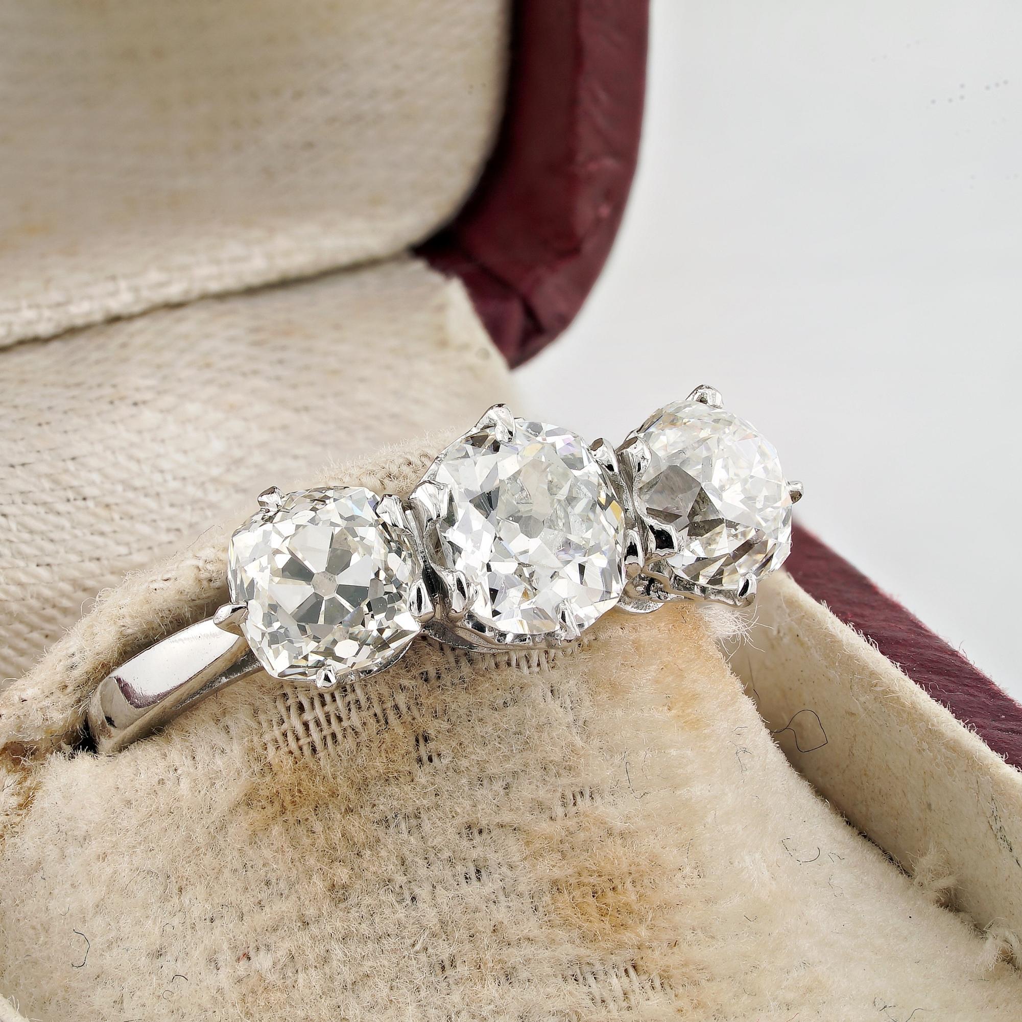 Women's or Men's Art Deco Style 2.90 Ct Old Mine Cut Diamond Three Stone Platinum Mount For Sale