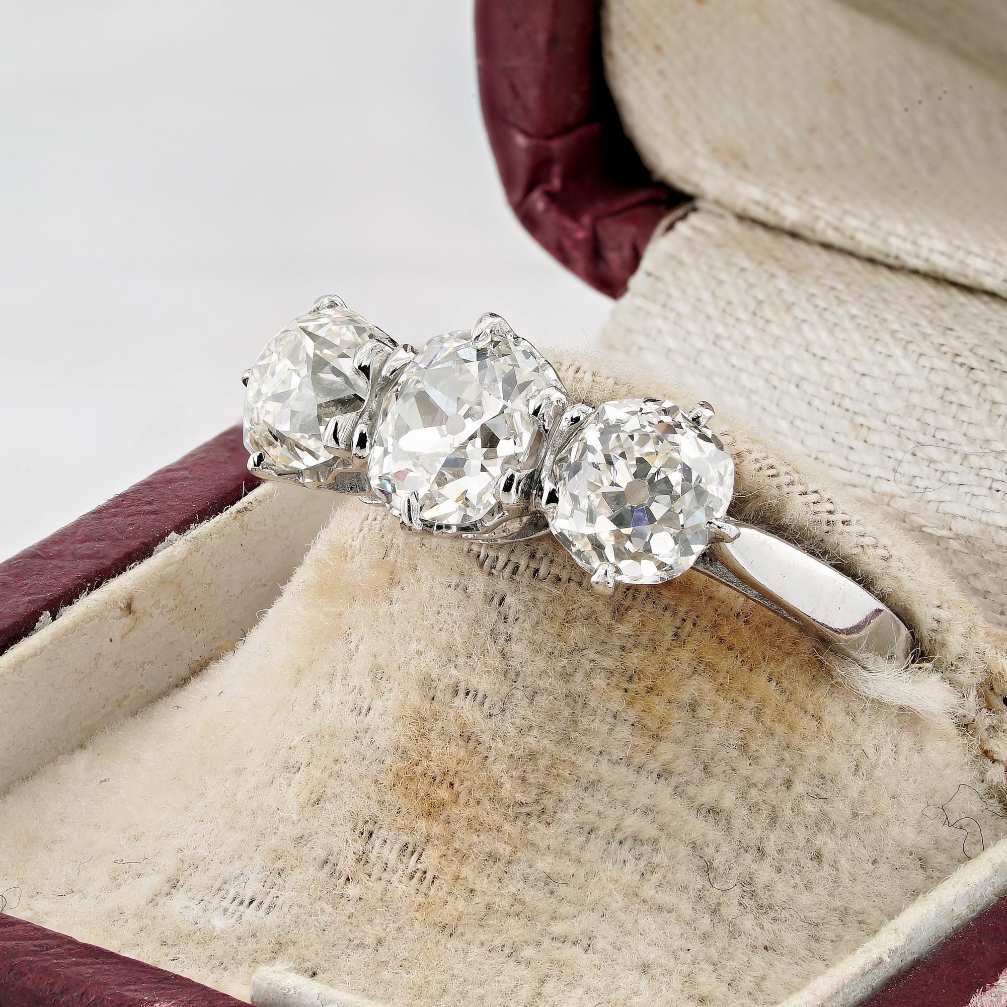 Monture en platine à trois pierres avec diamants taille vieille mine de 2,90 carats de style Art déco en vente 1