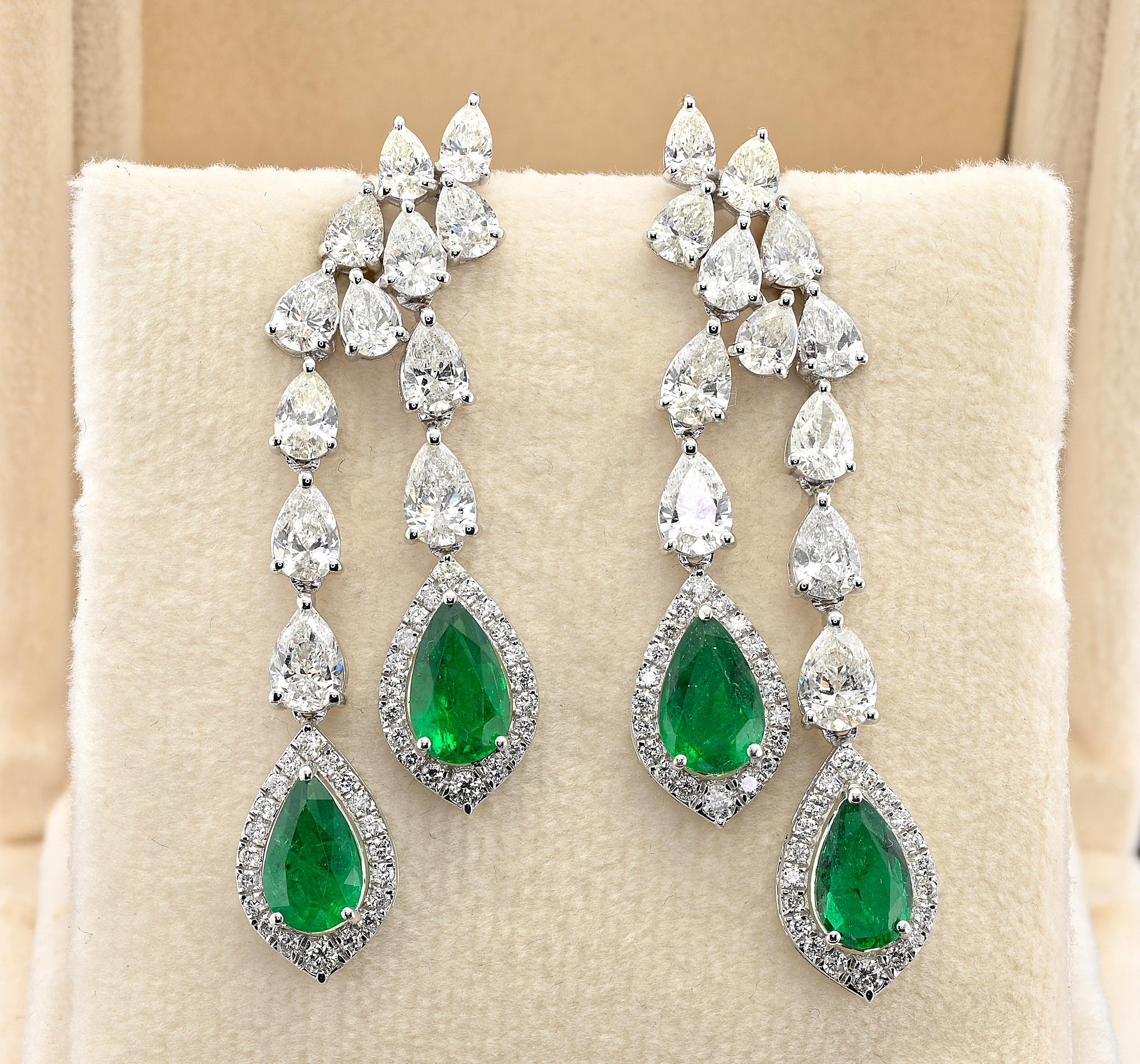 Questo eccezionale paio di orecchini Eleg è l'incarnazione della femminilità e dell'eleganza.
Fuso a mano in solido 18 Kt in un design di gusto senza tempo, desiderabile per gli eventi speciali della vita.
Ciascuno di essi è incastonato con due file