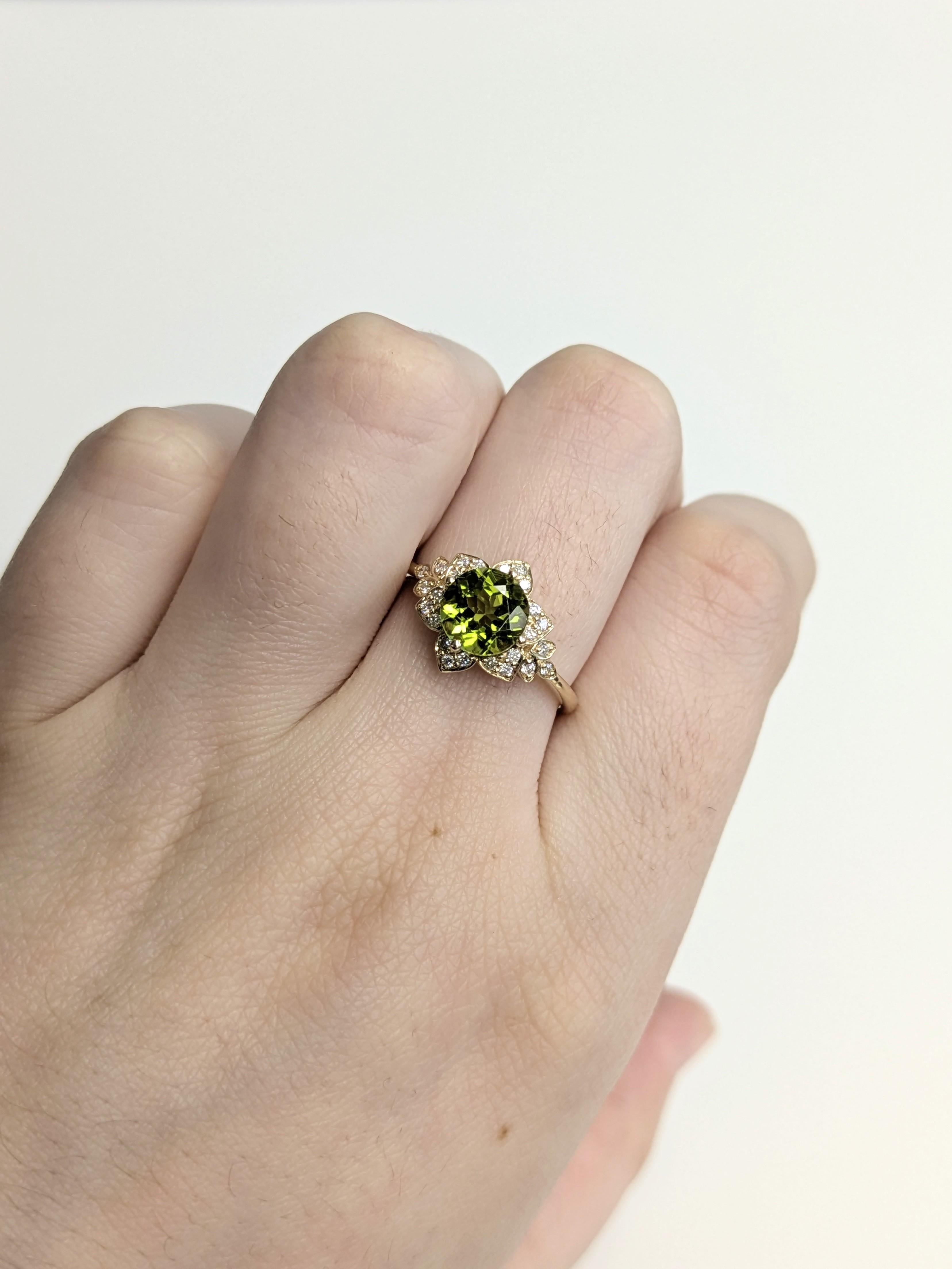 Un péridot rond étincelant de 7 mm provenant d'Arizona se trouve au centre de cette bague Estate en forme de fleur. De vrais diamants ajoutent une brillance supplémentaire, et l'ensemble de la pièce est fabriqué en or véritable 14K. Un cadeau