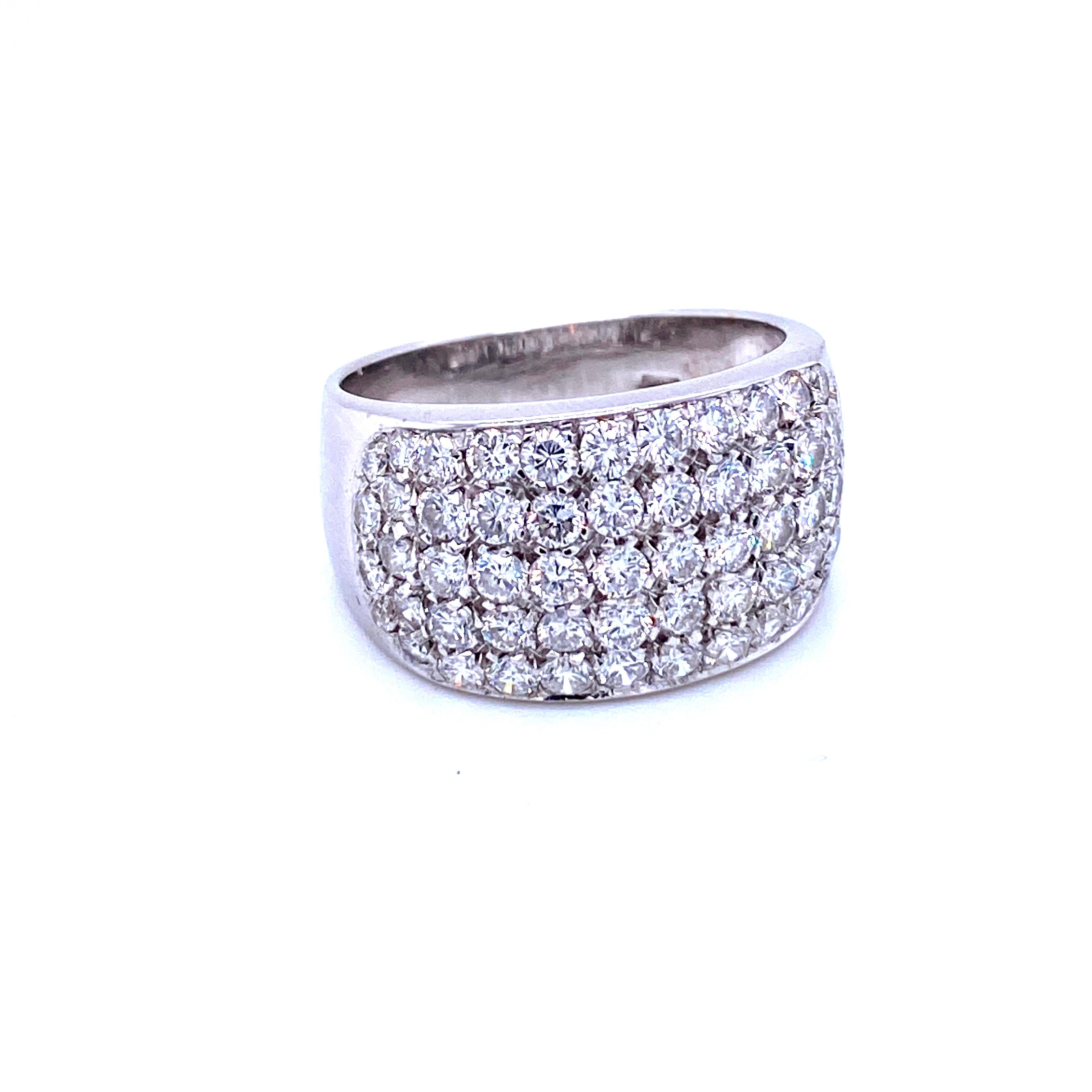 Cette bague à anneau en diamant de conception contemporaine est sertie d'or blanc 18 carats. Elle présente un diamant rond étincelant de 3 carats, de couleur G et de pureté VS, serti en pavé. Lorsqu'il est porté, il n'y a pas un seul endroit sur ce