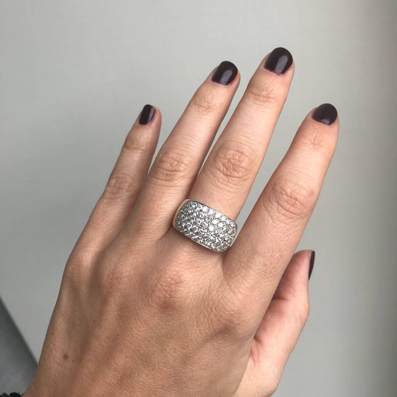 Anello a fascia d'oro con pavé di diamanti da 3 carati Estate in vendita 1