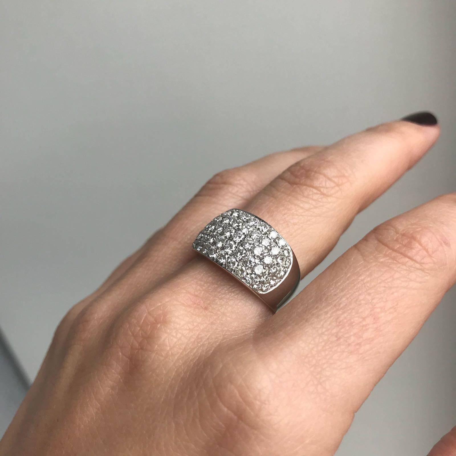 Estate 3 Carat Diamond Pavé Gold Band Ring In Excellent Condition For Sale In Napoli, Italy