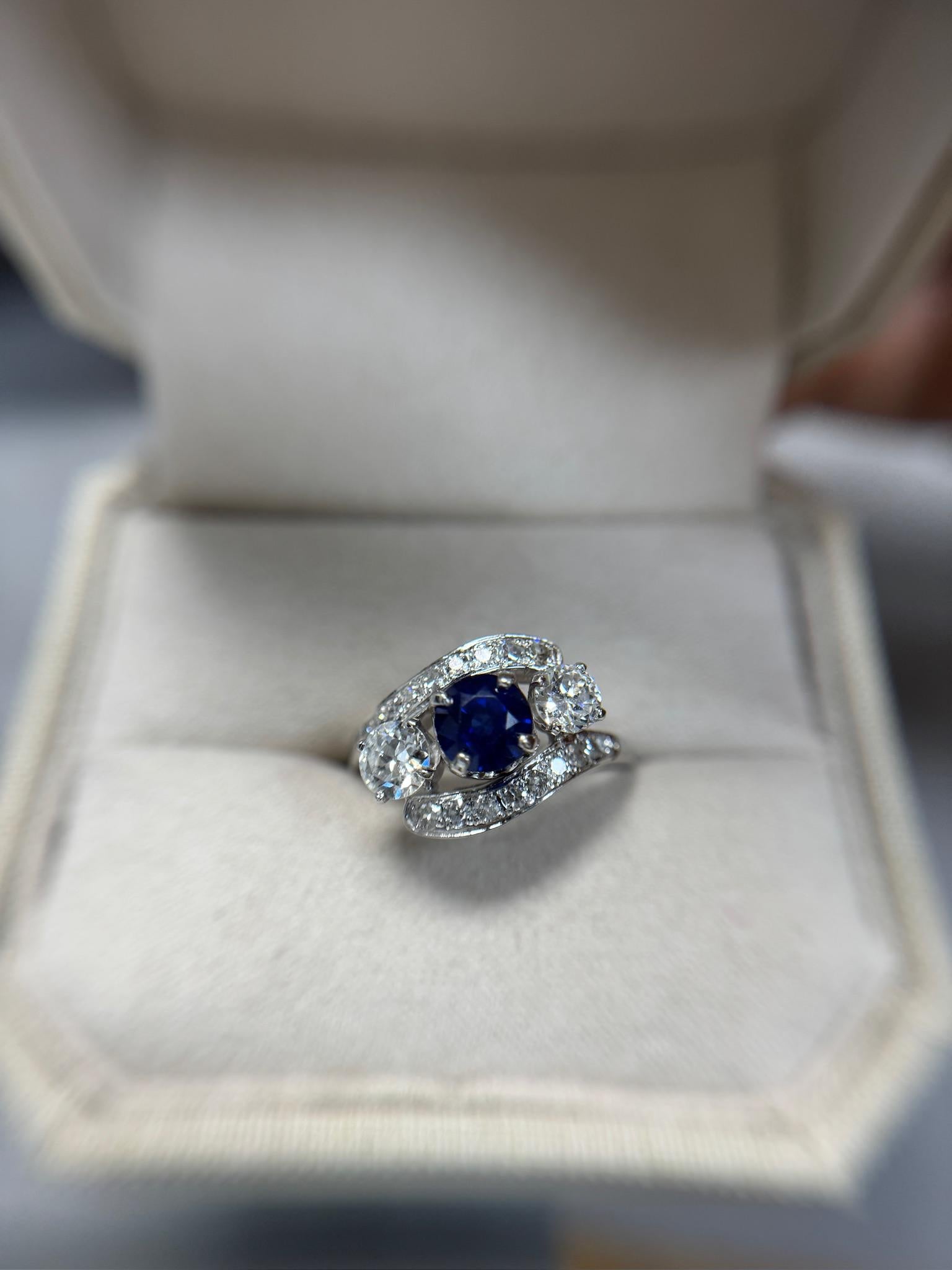 Es gibt nichts Zeitloseres als einen Ring mit drei Steinen. Dieser elegante 3-Stein-Ring ist mit einem 1,24 ct. großen, lebhaften natürlichen Saphir besetzt, der von 0,75 ct. funkelnden Diamanten (Farbe G-H, Reinheit SI) flankiert wird. Das aus