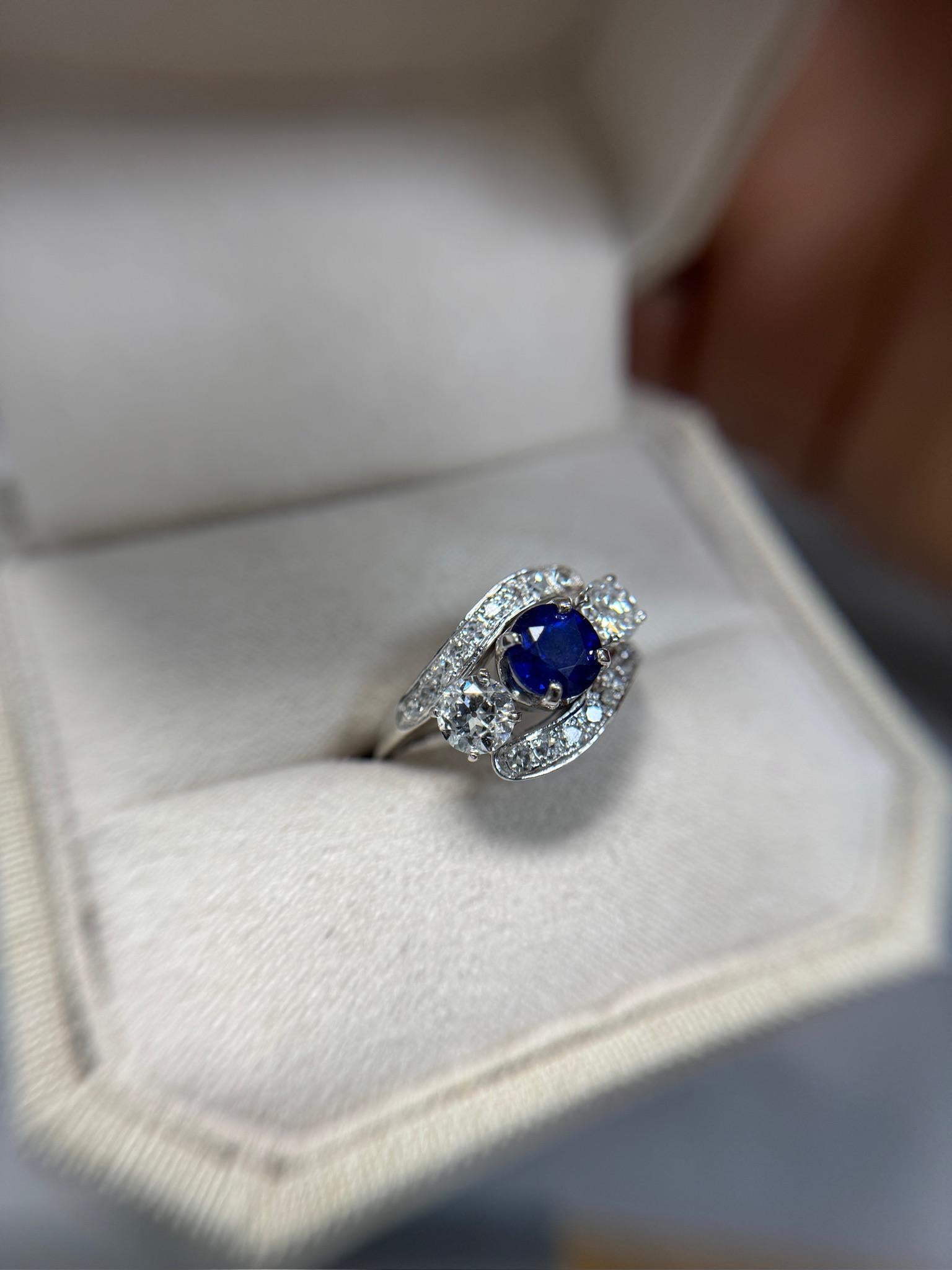Nachlass 3-Stein Natürlicher Saphir & Diamant (G-H/SI) Ring Platin Größe 9,25 im Zustand „Hervorragend“ im Angebot in New York, NY