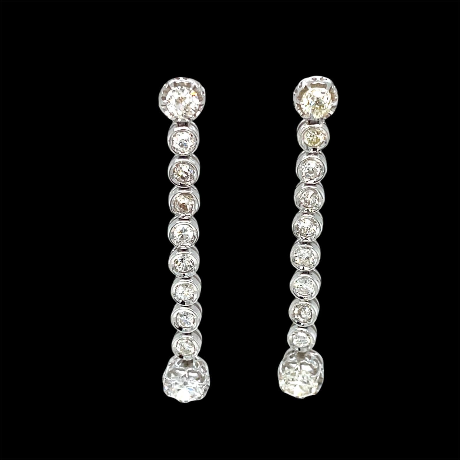 Questi bellissimi e scintillanti orecchini Estate in oro bianco 18k sono incastonati con 4,74 carati di diamanti rotondi taglio brillante.

Presentano nella parte inferiore 2 grandi Diamanti rotondi taglio brillante, del peso di 1,59 carati ciascuno