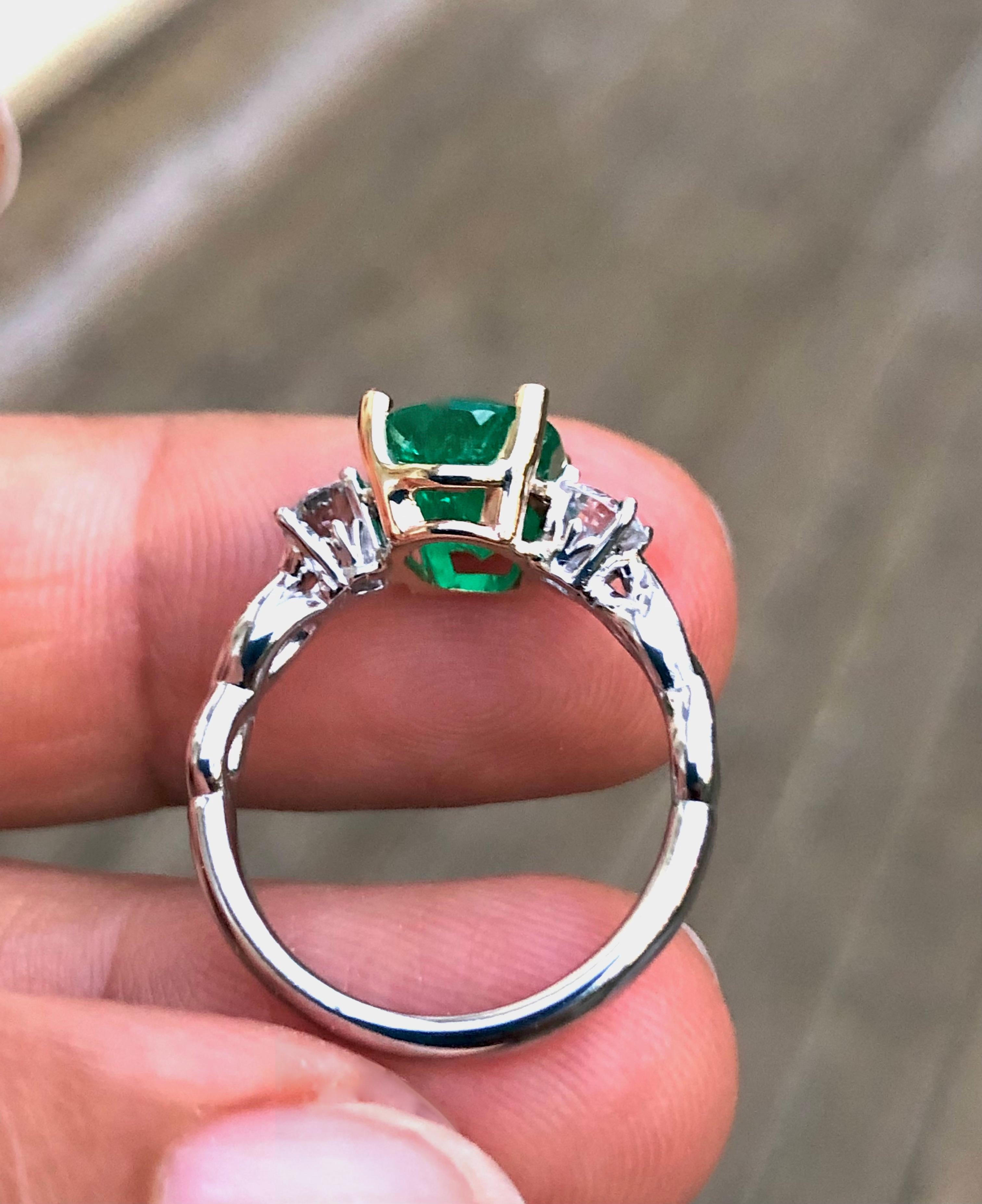 Nachlass 3,30 Smaragd und Diamant Verlobungsring mit drei Steinen 14k (Ovalschliff) im Angebot