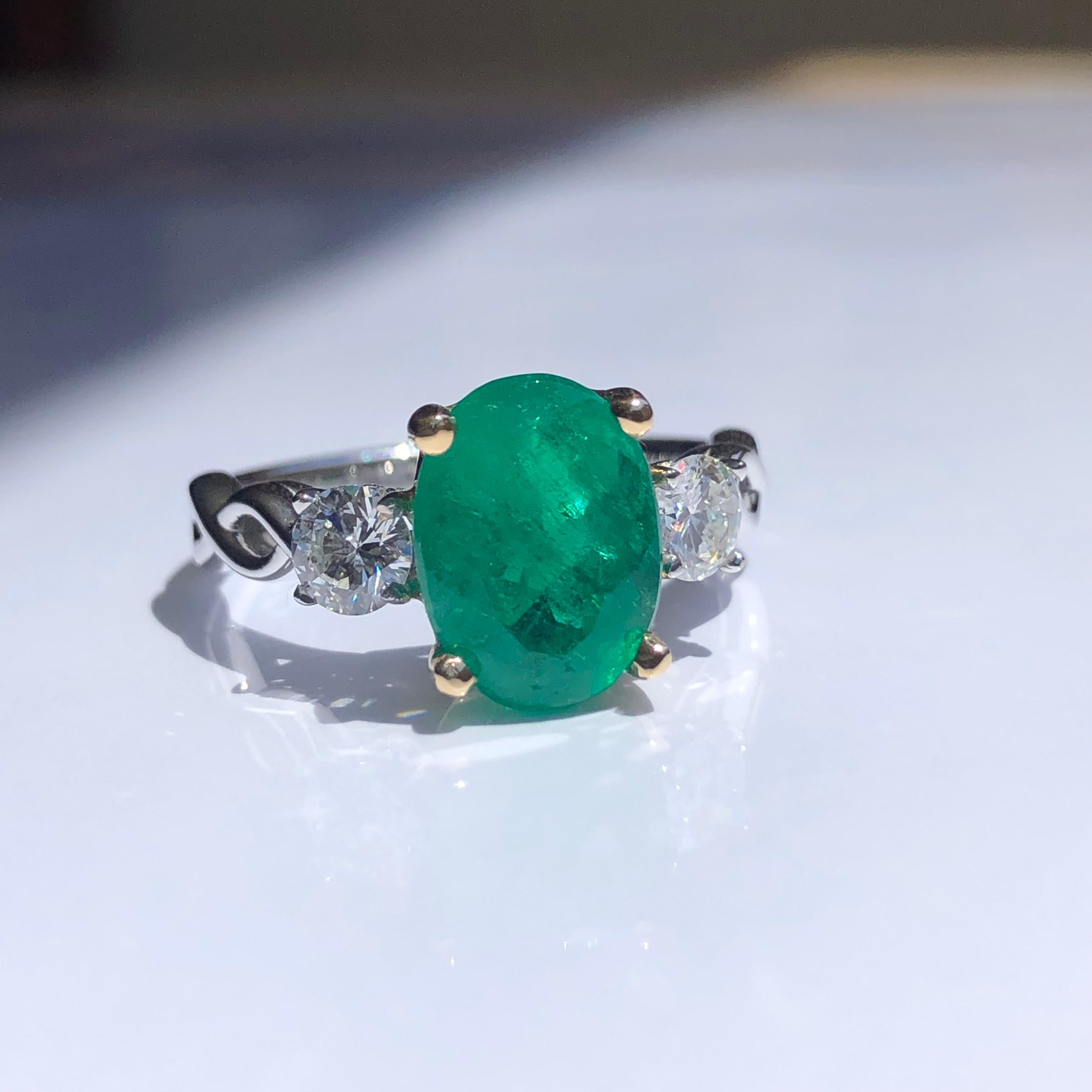 Nachlass 3,30 Smaragd und Diamant Verlobungsring mit drei Steinen 14k im Angebot 1