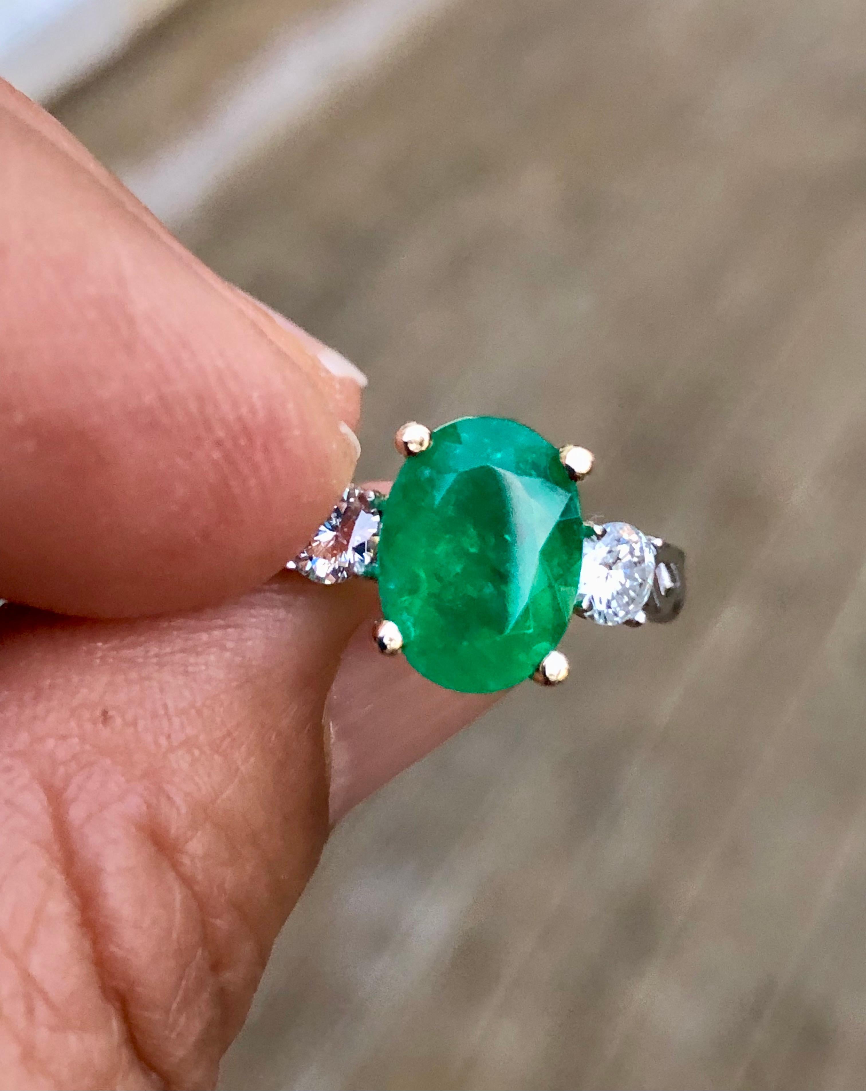 Nachlass 3,30 Smaragd und Diamant Verlobungsring mit drei Steinen 14k im Angebot 5