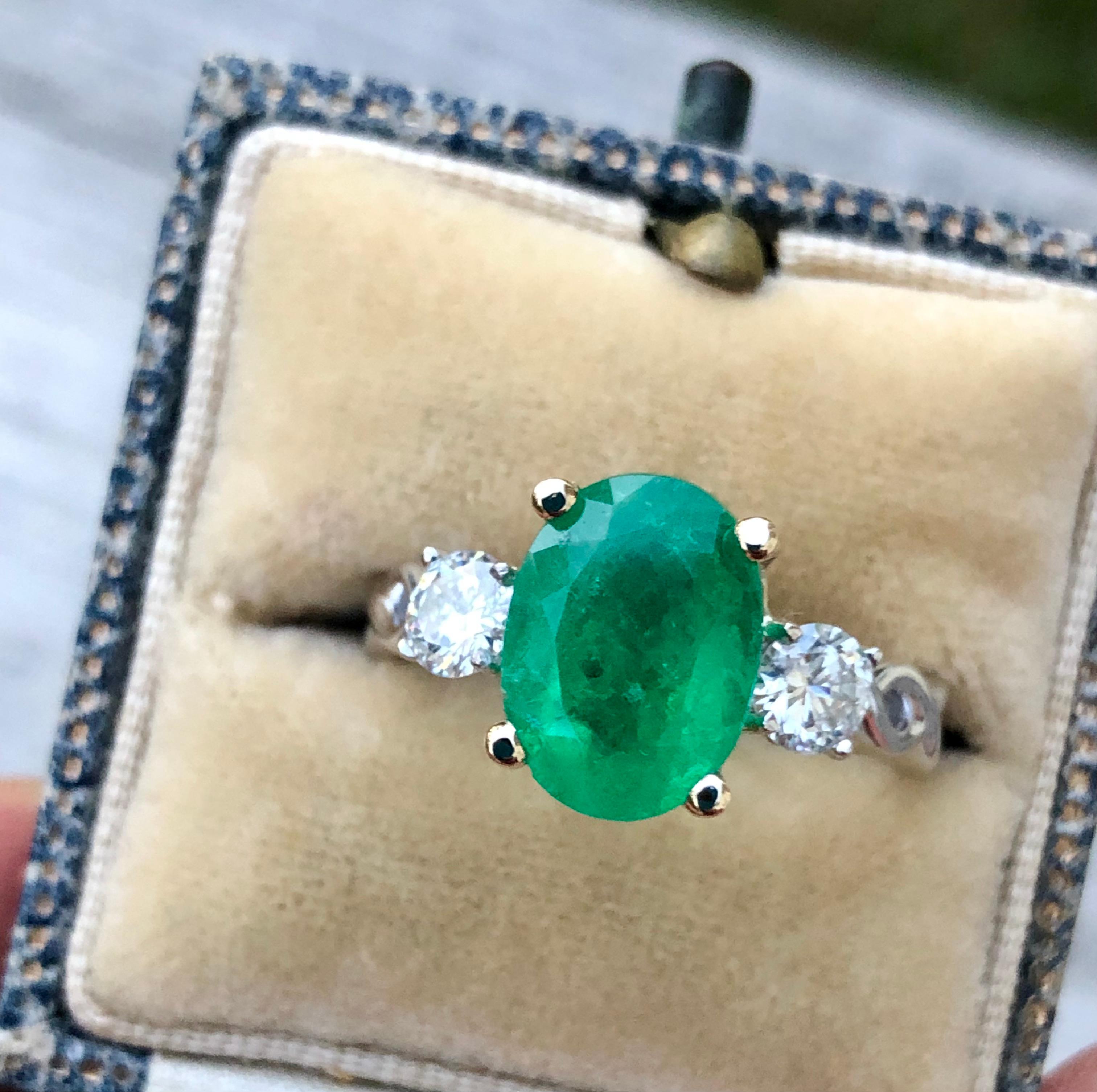 Nachlass 3,30 Smaragd und Diamant Verlobungsring mit drei Steinen 14k im Angebot 6