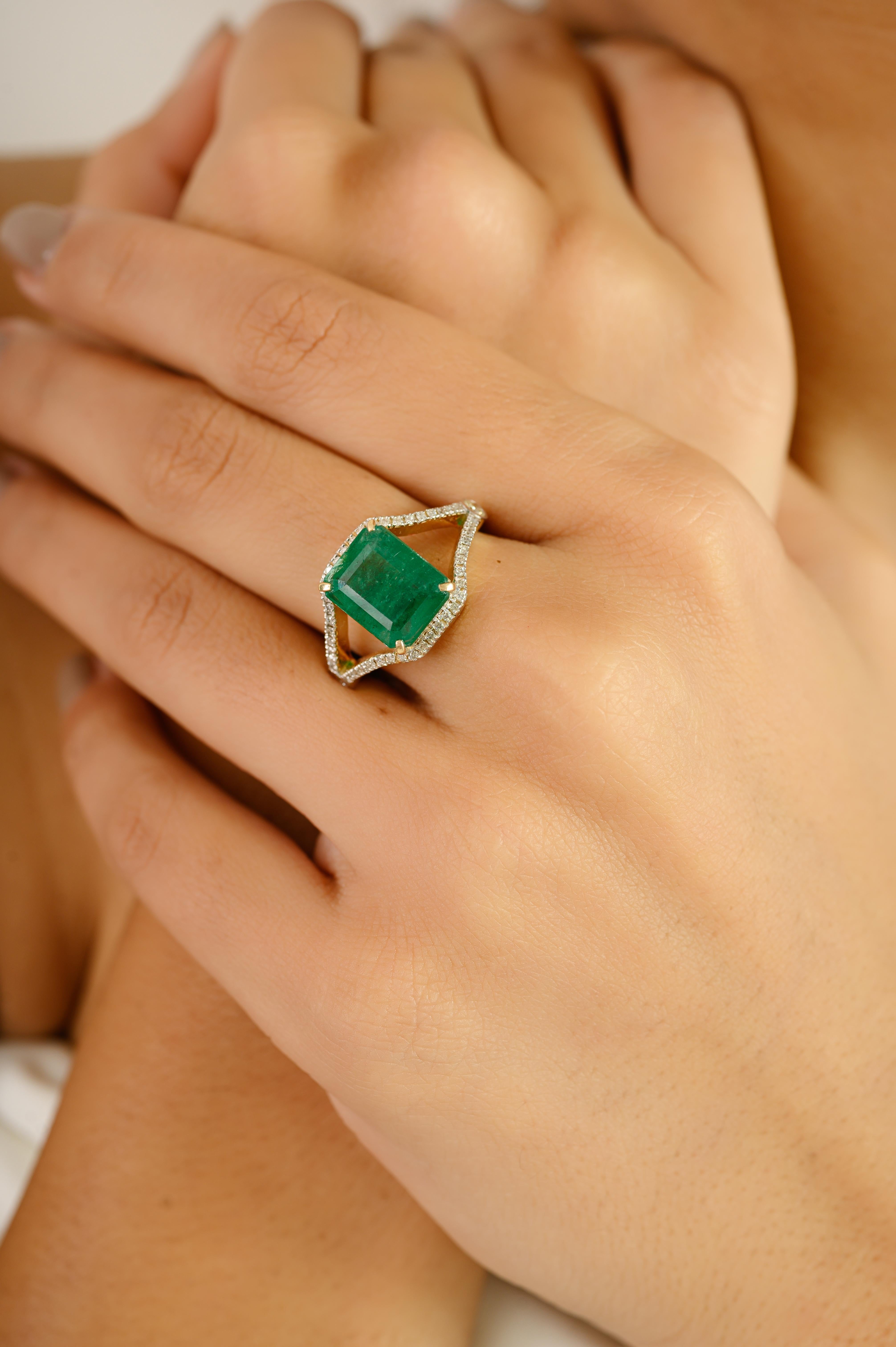 En venta: Estate 3.36 Ct. Emerald & Diamond Statement Cocktail Ring in 14k Yellow Gold  4