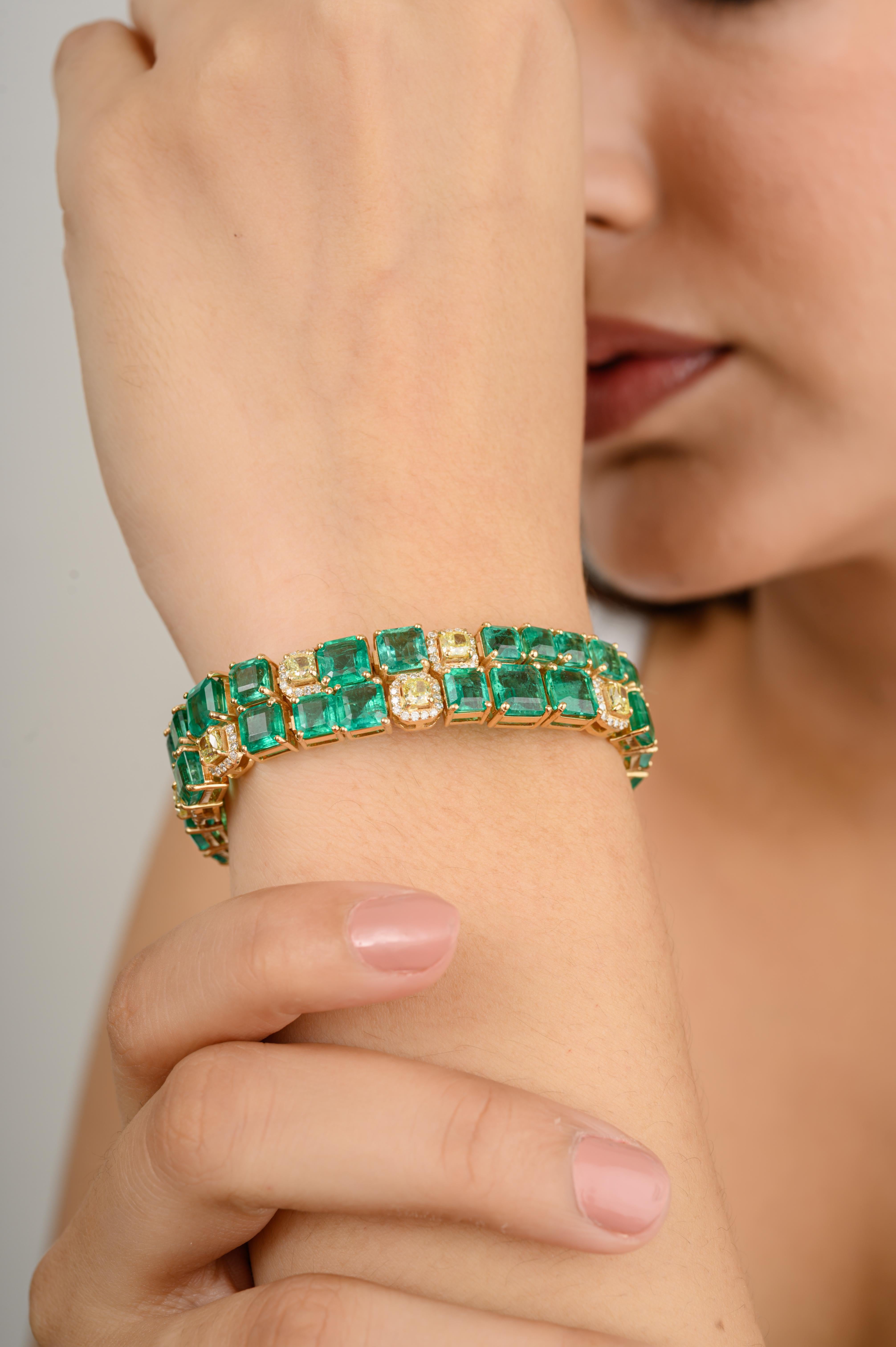 Ce bracelet cocktail large en or 18 carats de 33,8 CTW Emerald Diamond Estate met en valeur une émeraude naturelle étincelante à l'infini, pesant 33,8 carats, et des diamants d'une valeur de 5,47 carats. Il mesure 7 pouces de long. 
L'émeraude