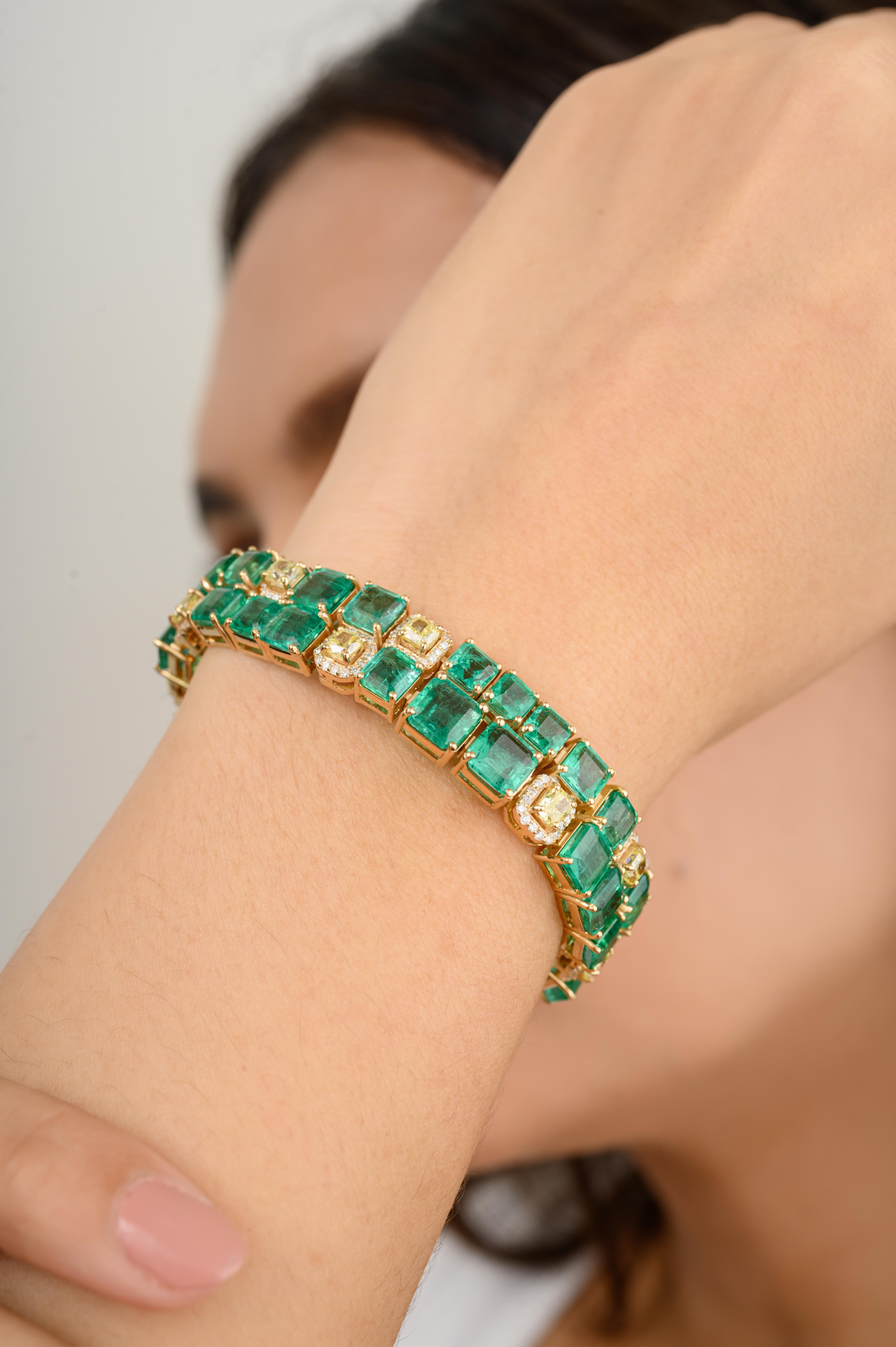 Taille carrée Bracelet cocktail large en or jaune massif 18 carats avec diamants et émeraudes de 3 3,8 carats poids total en vente