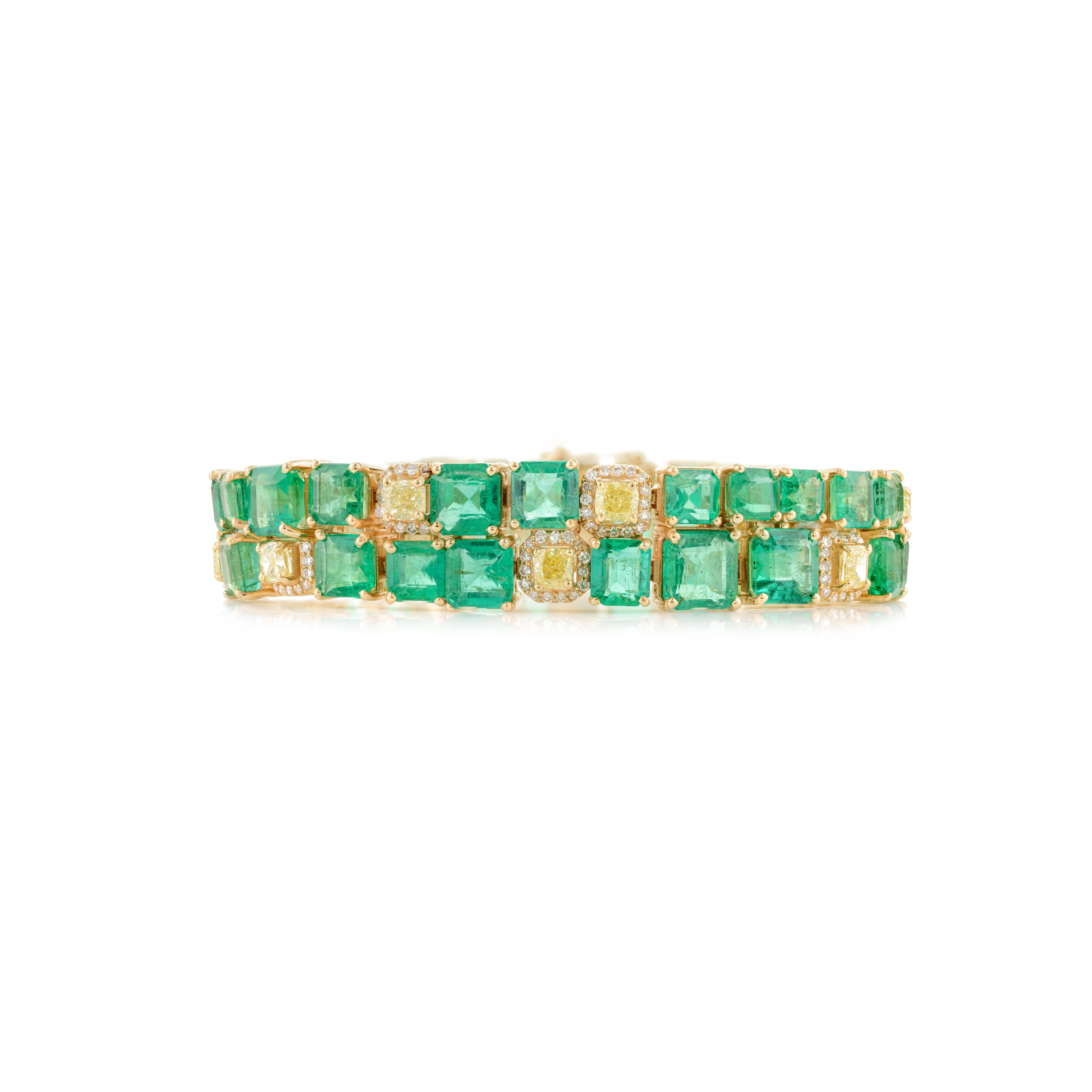 Bracelet cocktail large en or jaune massif 18 carats avec diamants et émeraudes de 3 3,8 carats poids total Neuf - En vente à New York, NY