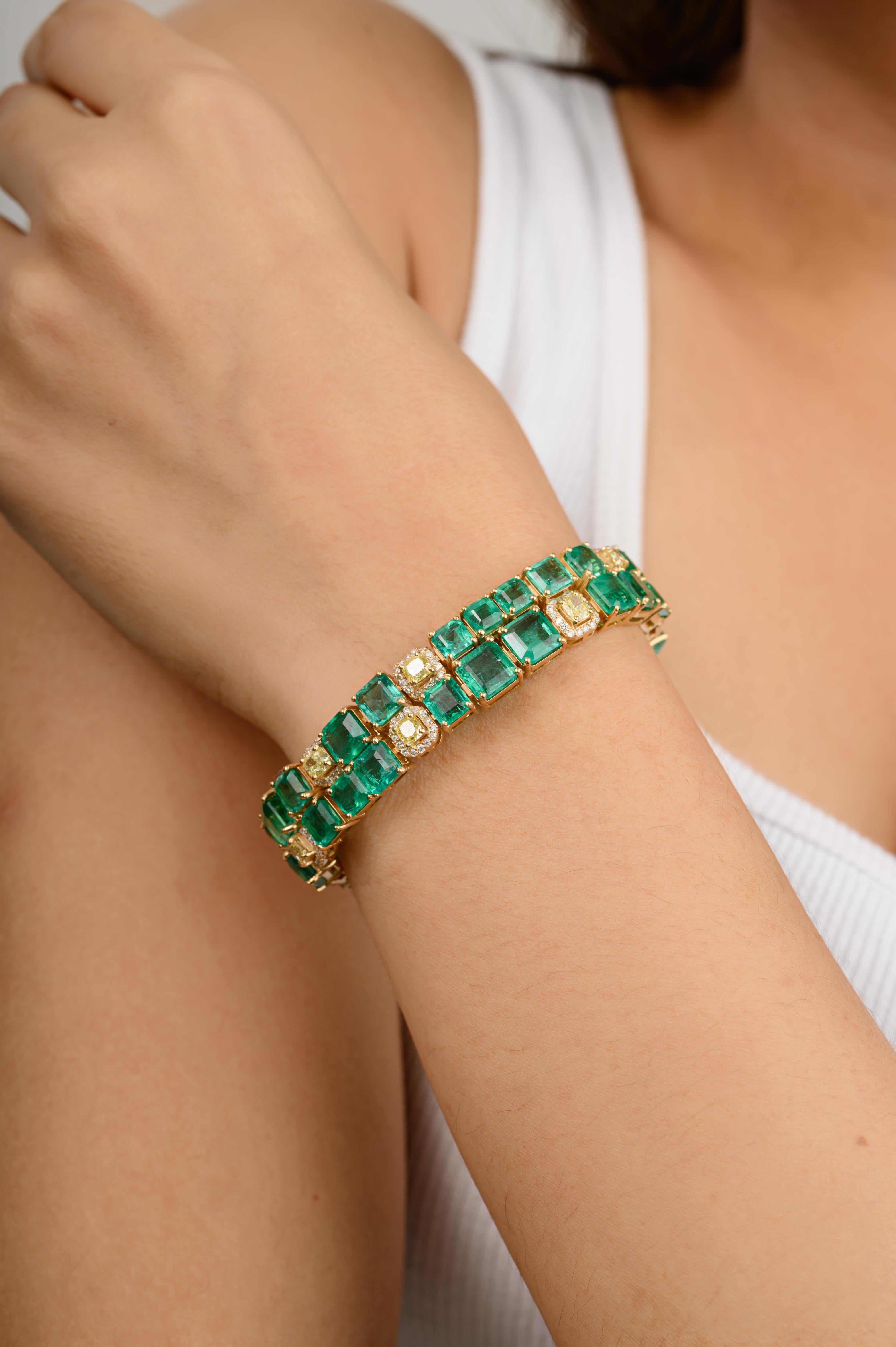 Bracelet cocktail large en or jaune massif 18 carats avec diamants et émeraudes de 3 3,8 carats poids total Pour femmes en vente