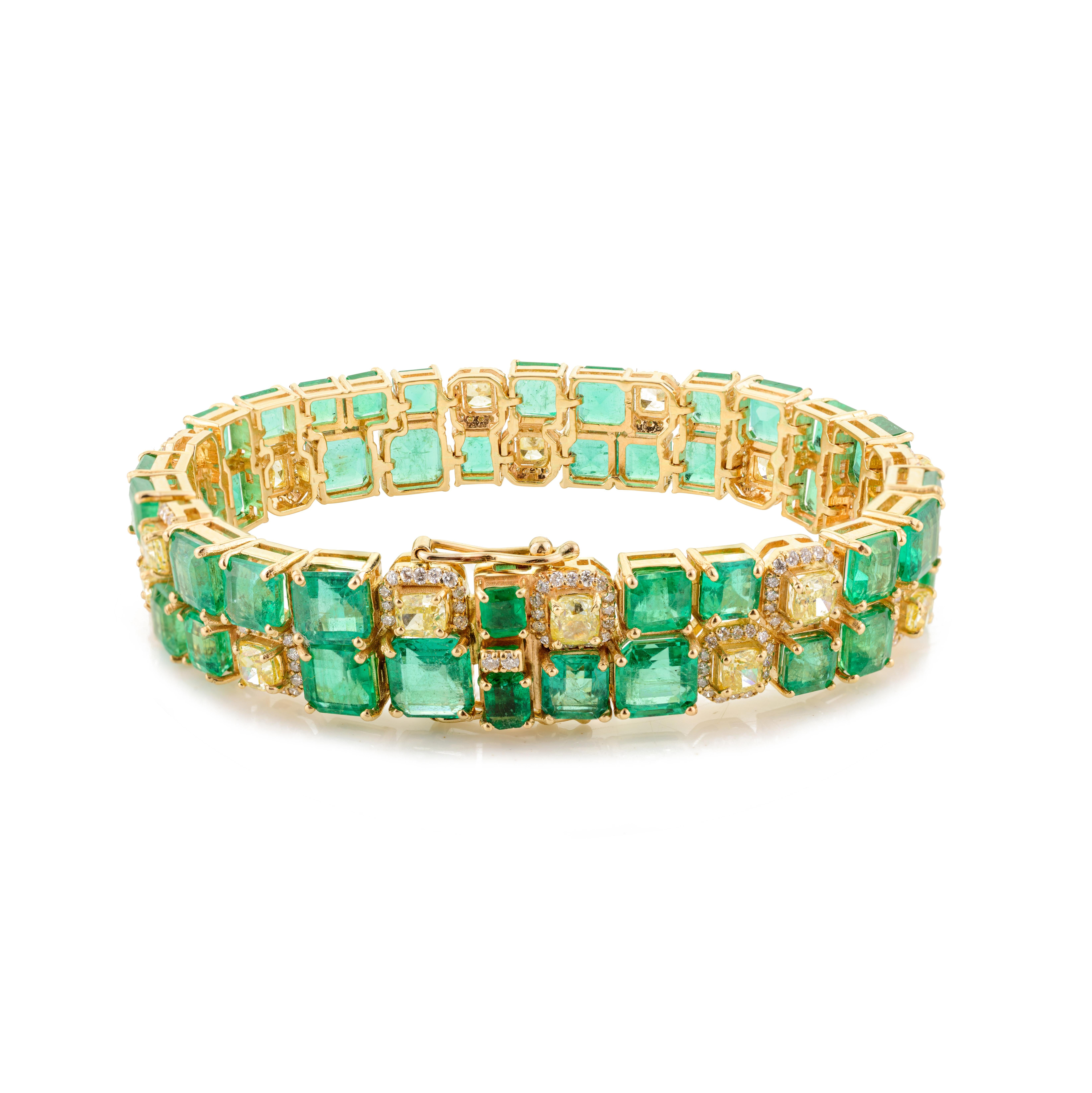 Bracelet cocktail large en or jaune massif 18 carats avec diamants et émeraudes de 3 3,8 carats poids total en vente 1