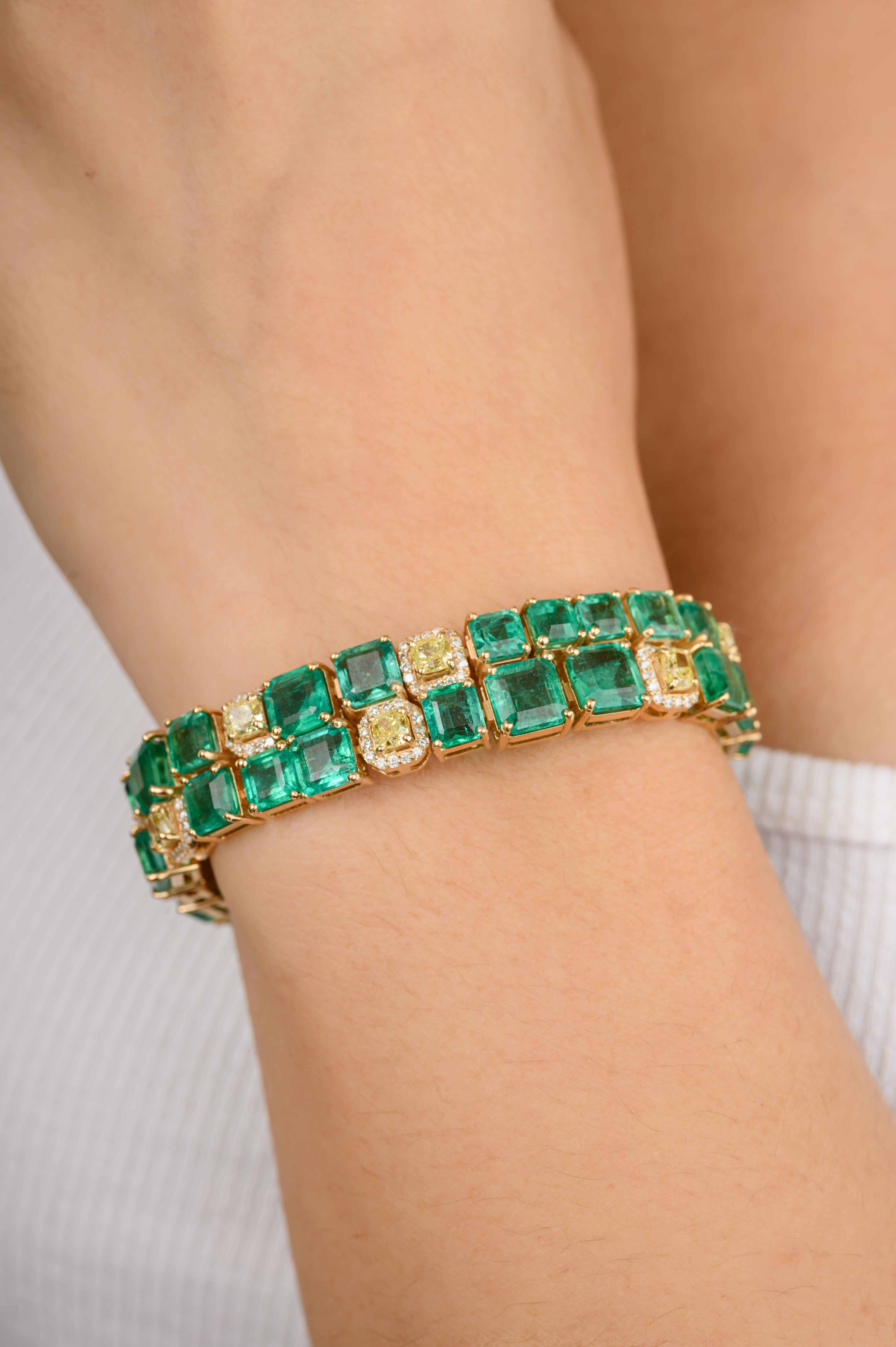 Bracelet cocktail large en or jaune massif 18 carats avec diamants et émeraudes de 3 3,8 carats poids total en vente 2