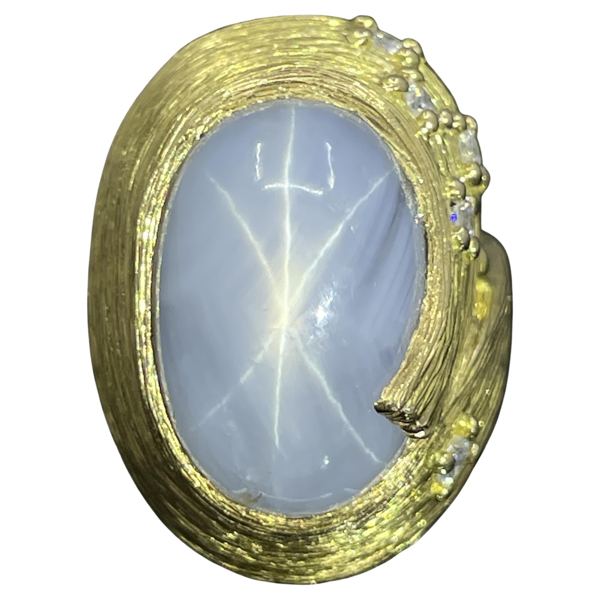 Anillo de oro amarillo de 18 quilates con zafiro estrella azul y diamantes, 34,27 ct

Sorprendente anillo de mediados del siglo XX elaborado en oro amarillo de 18 quilates de rica textura y centrado por un impresionante zafiro estrella azul de 34,27
