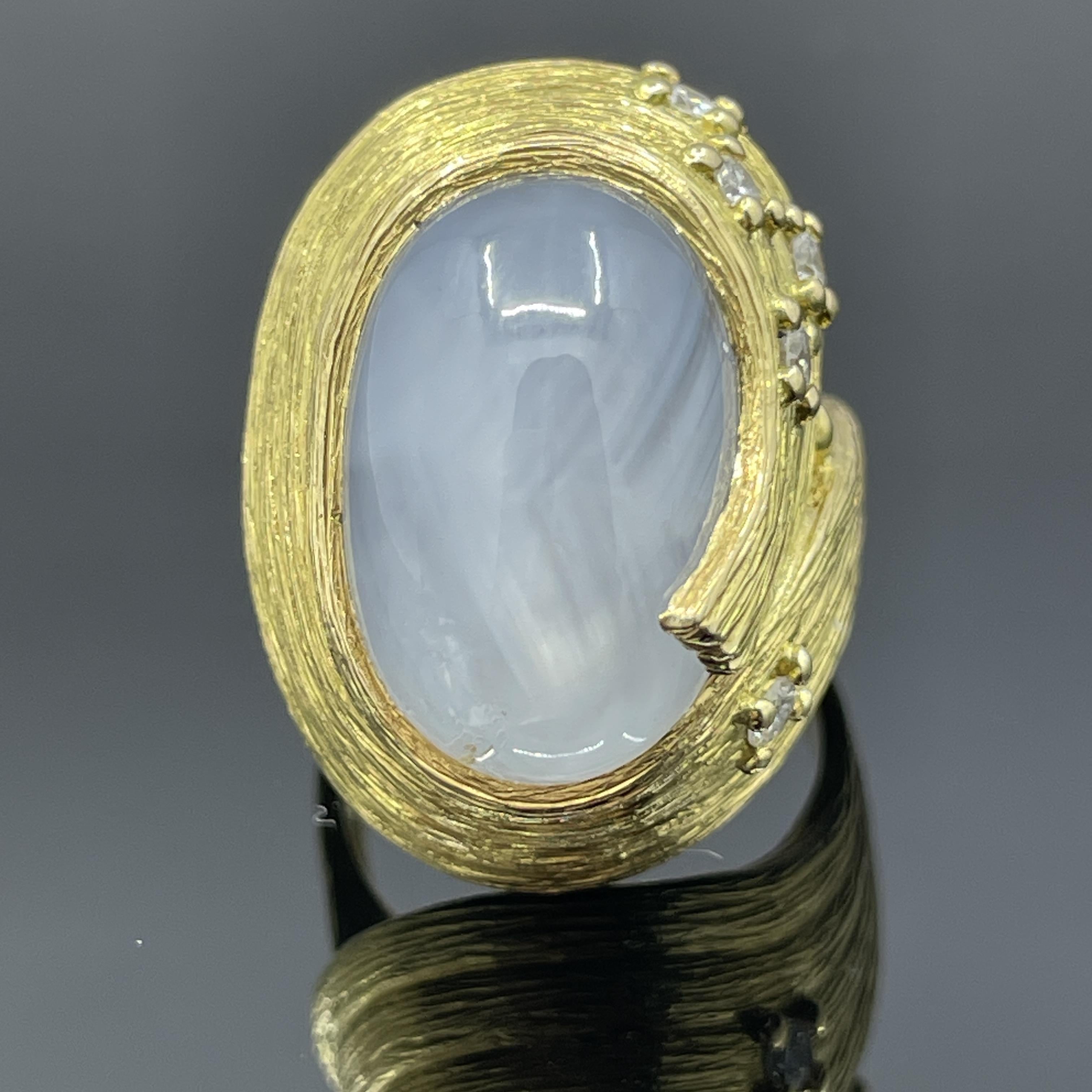 Anillo de cóctel de zafiro estrella de 34,27 ct en oro amarillo de 18k Cabujón