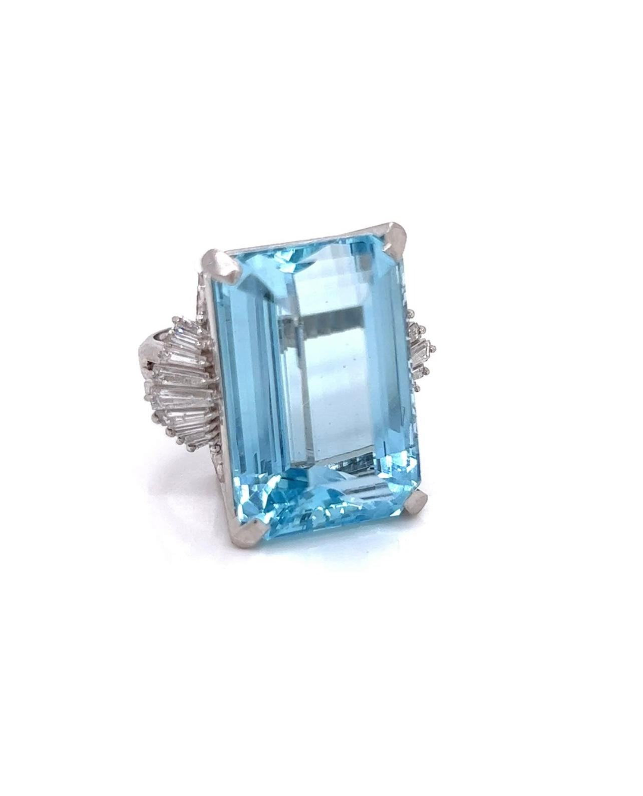 Estate 34.59 Carat Aquamarine And Diamond Platinum Ring In Good Condition For Sale In Derby, NY