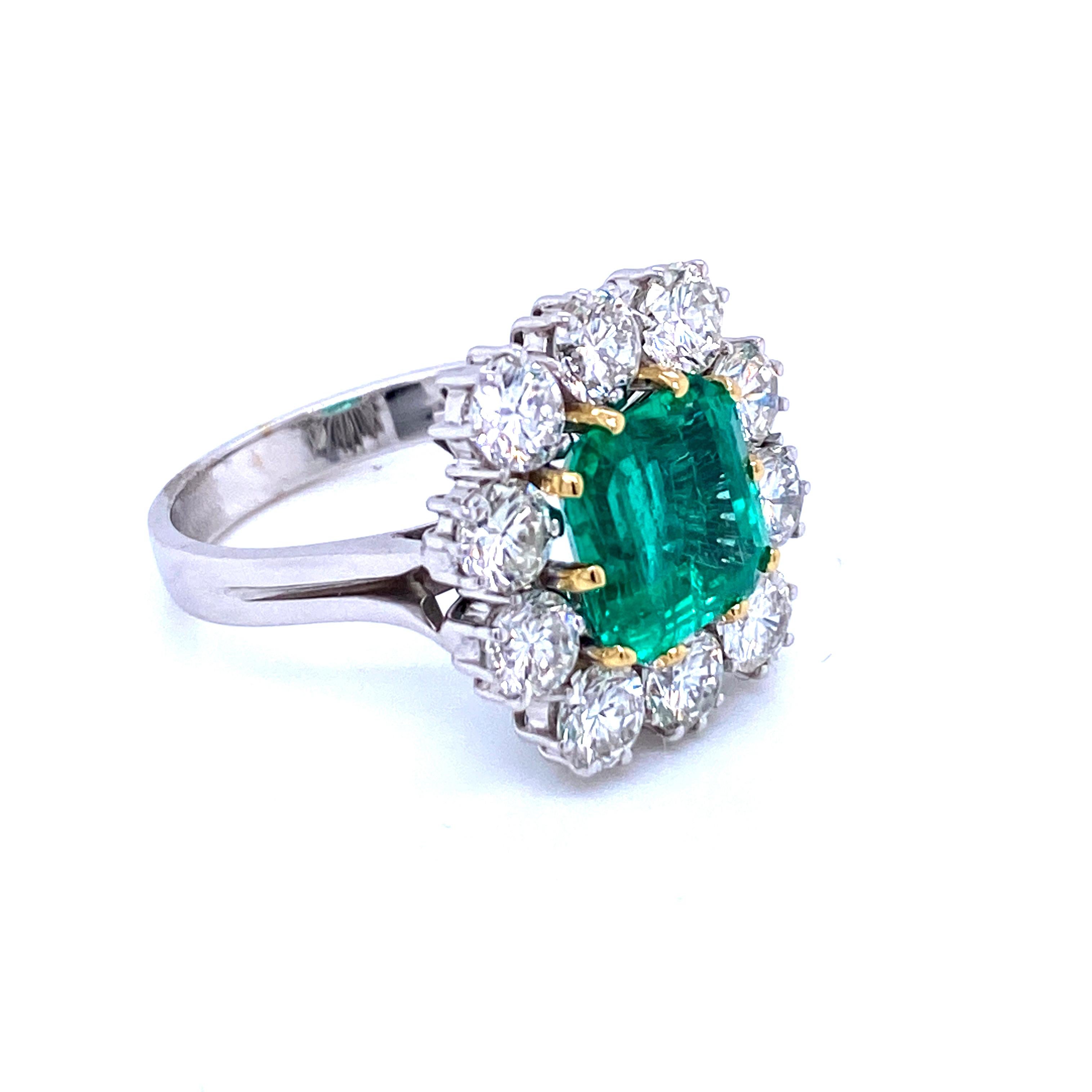 Estate 4 Carat Colombian Emerald Diamond Ring In Excellent Condition In Napoli, Italy