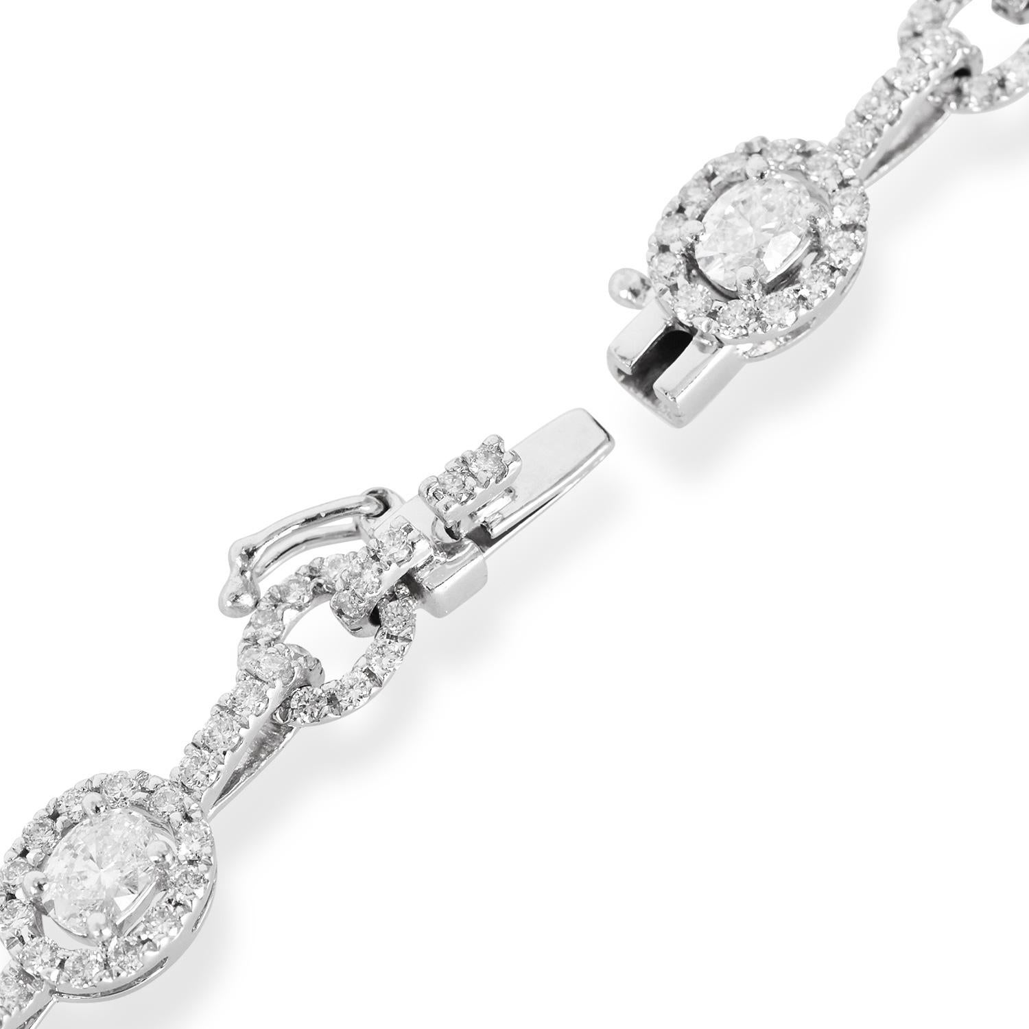 Bracelet à maillons en or 18 carats avec halo ovale de diamants de 4,00 carats Pour femmes en vente