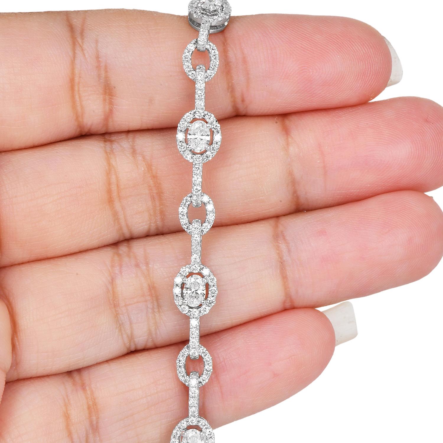 Bracelet à maillons en or 18 carats avec halo ovale de diamants de 4,00 carats en vente 1