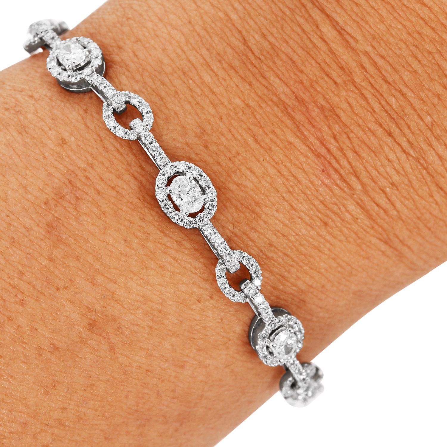 Bracelet à maillons en or 18 carats avec halo ovale de diamants de 4,00 carats en vente 2