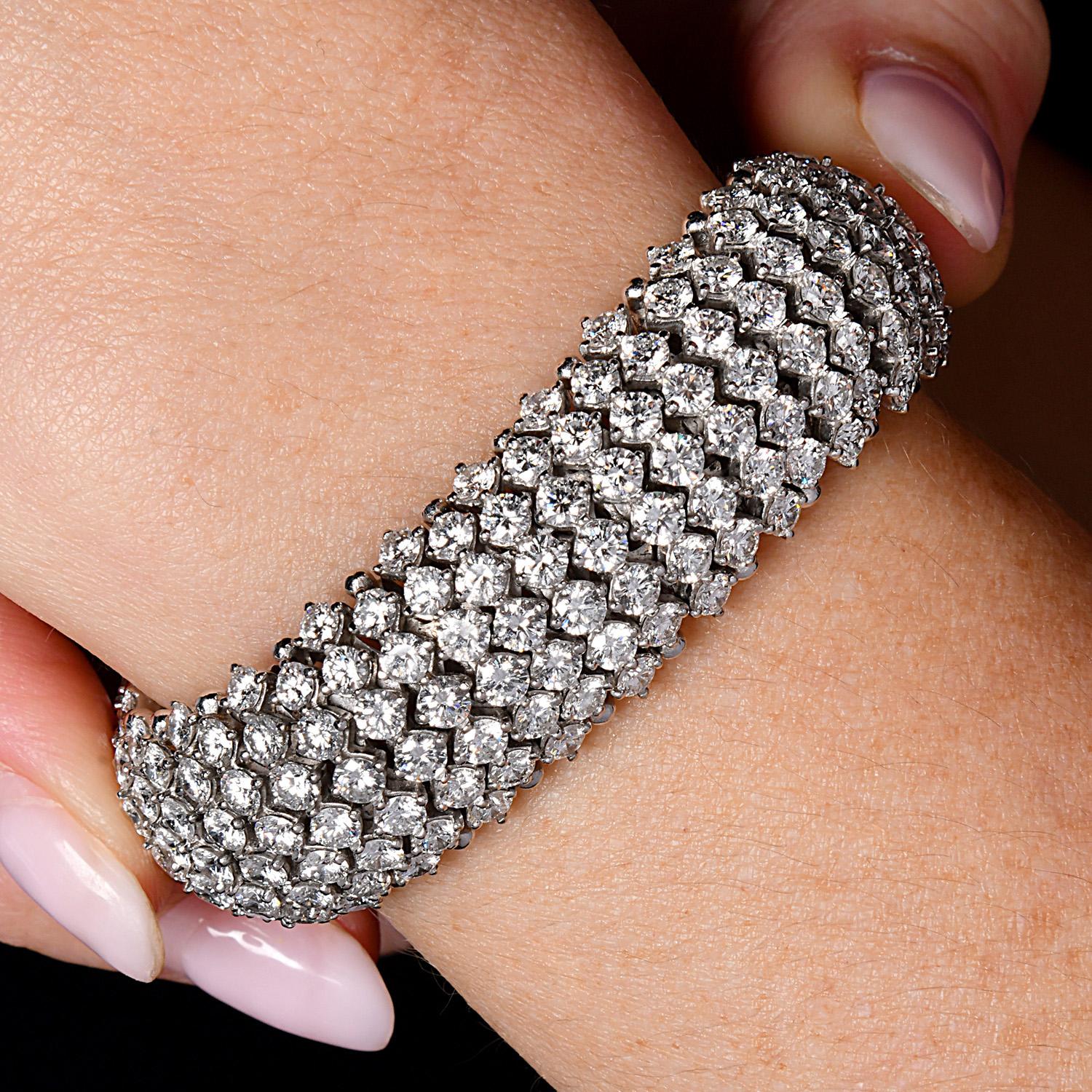 Propiedad  40,00 quilates Pulsera ancha de tenis en platino con diamantes en venta 4