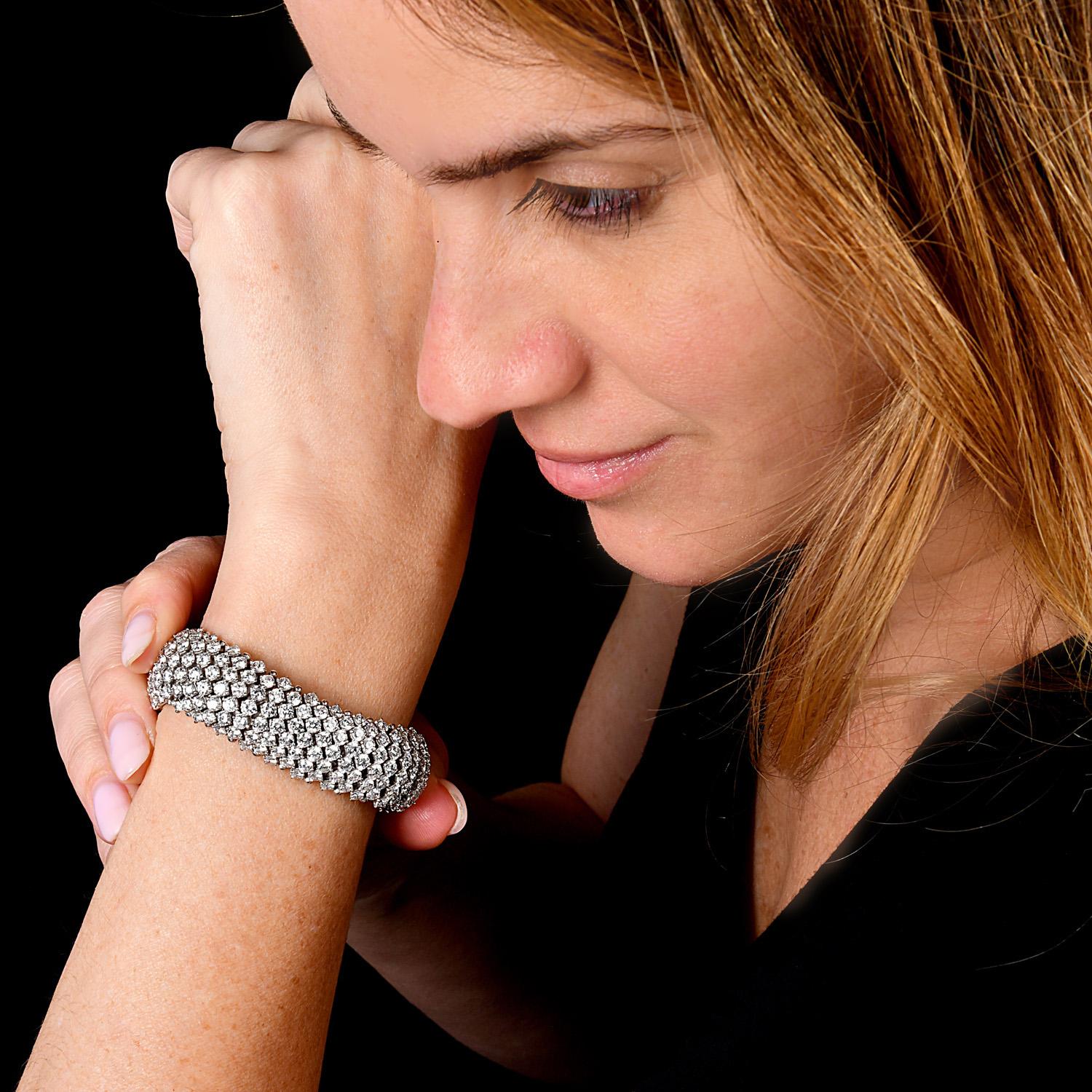 Lujosa Pulsera de Declaración Envolvente de Diamantes en Platino elaborada para cautivar con su incomparable brillo.

Con diamantes redondos naturales que suman aproximadamente 40,00 quilates, color G-H y pureza VS, esta pulsera es un testimonio de