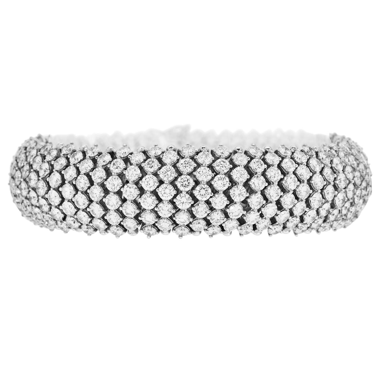 Propiedad  40,00 quilates Pulsera ancha de tenis en platino con diamantes Moderno en venta