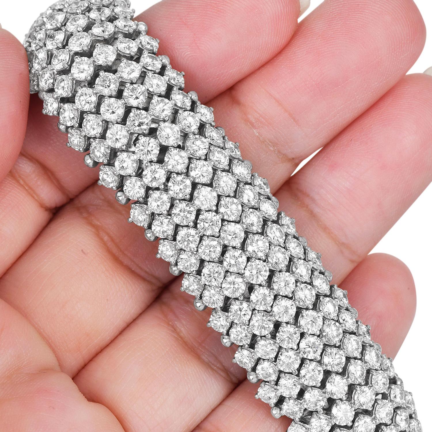 Propiedad  40,00 quilates Pulsera ancha de tenis en platino con diamantes Corte redondo en venta