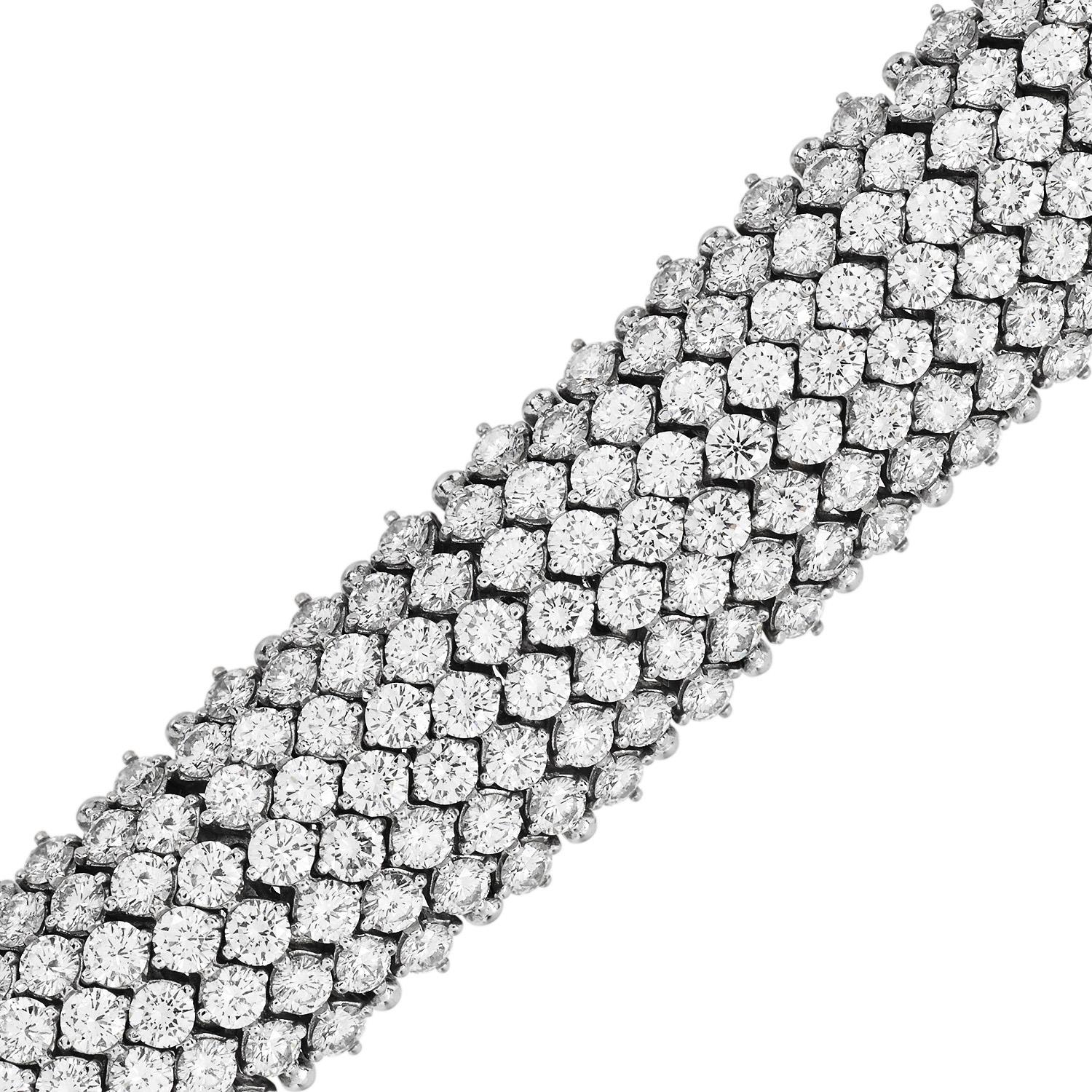 Propiedad  40,00 quilates Pulsera ancha de tenis en platino con diamantes en Excelente estado para la venta en Miami, FL