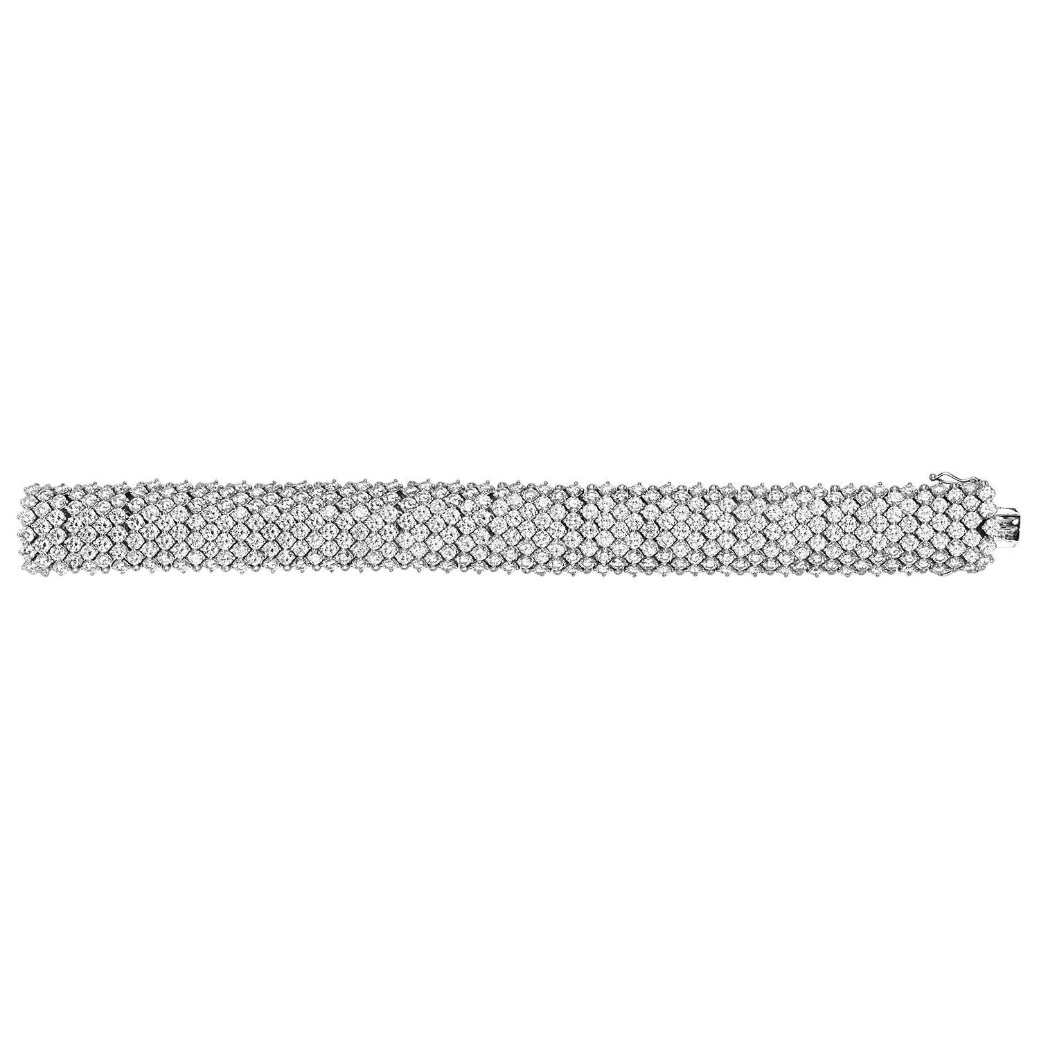 Propiedad  40,00 quilates Pulsera ancha de tenis en platino con diamantes en venta 2