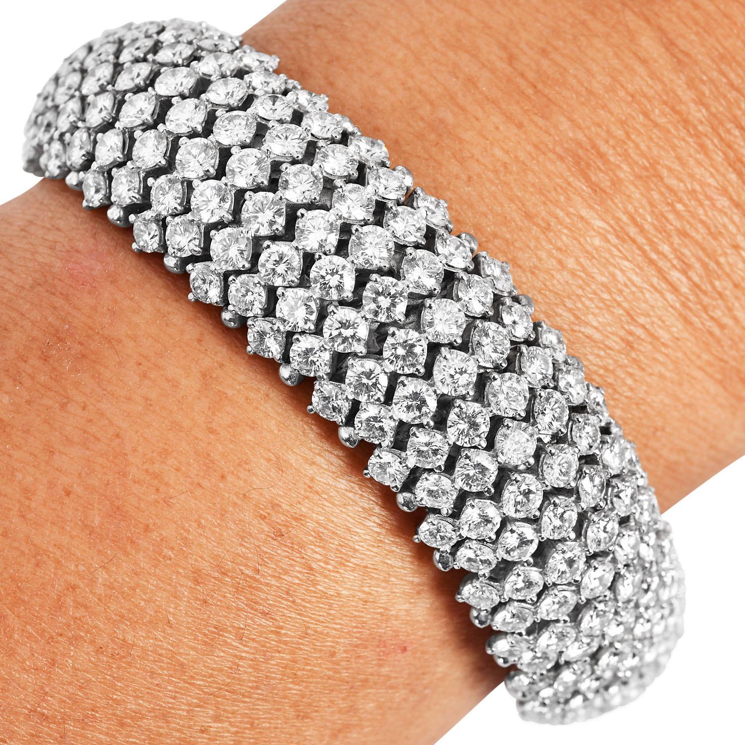 Propiedad  40,00 quilates Pulsera ancha de tenis en platino con diamantes en venta 3