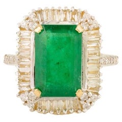Bague cocktail octogonale en or jaune 14 carats avec diamants et émeraude de 4,14 carats