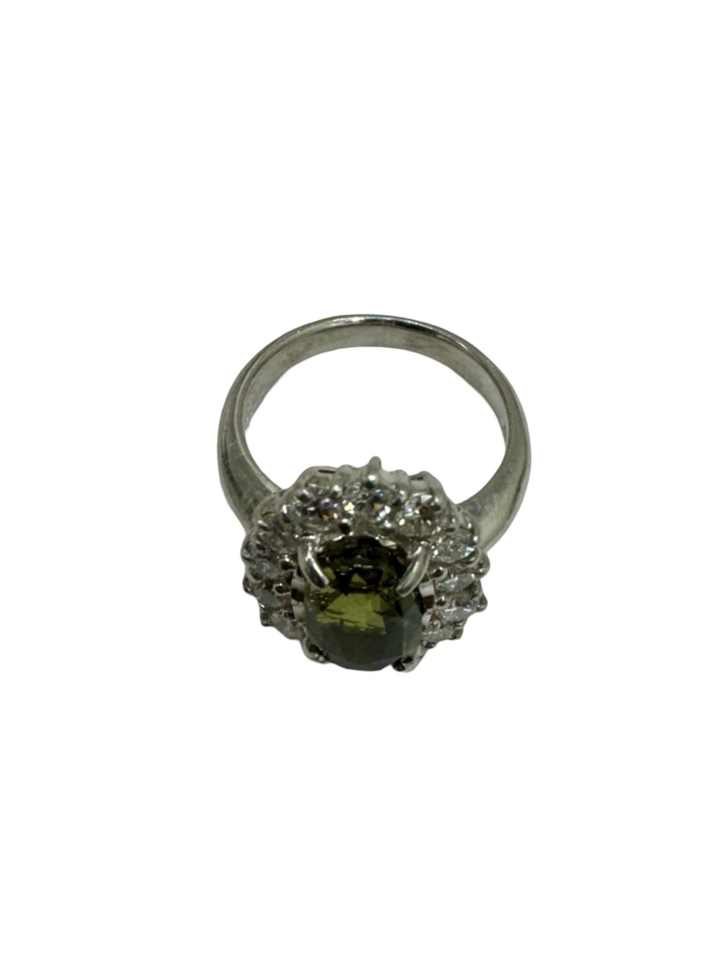 Questo anello in platino con alessandrite e diamanti pesa 9,5 grammi. Bello e robusto, l'anello ha un'alessandrite centrale, di colore tra il giallo e il rosa, incastonata in modo sicuro in una montatura a quattro punte. La pietra pesa 4,19 carati