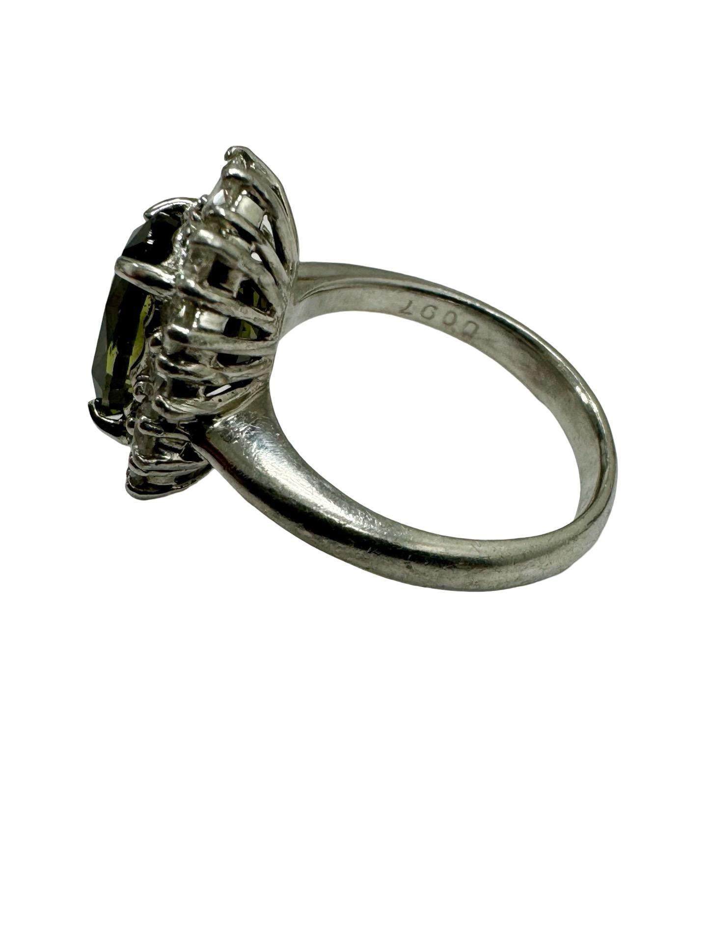 Taglio ovale Anello Cocktail con diamanti aureolati GIA da 4,19 ct e 0,97 ct VS in Platino in vendita