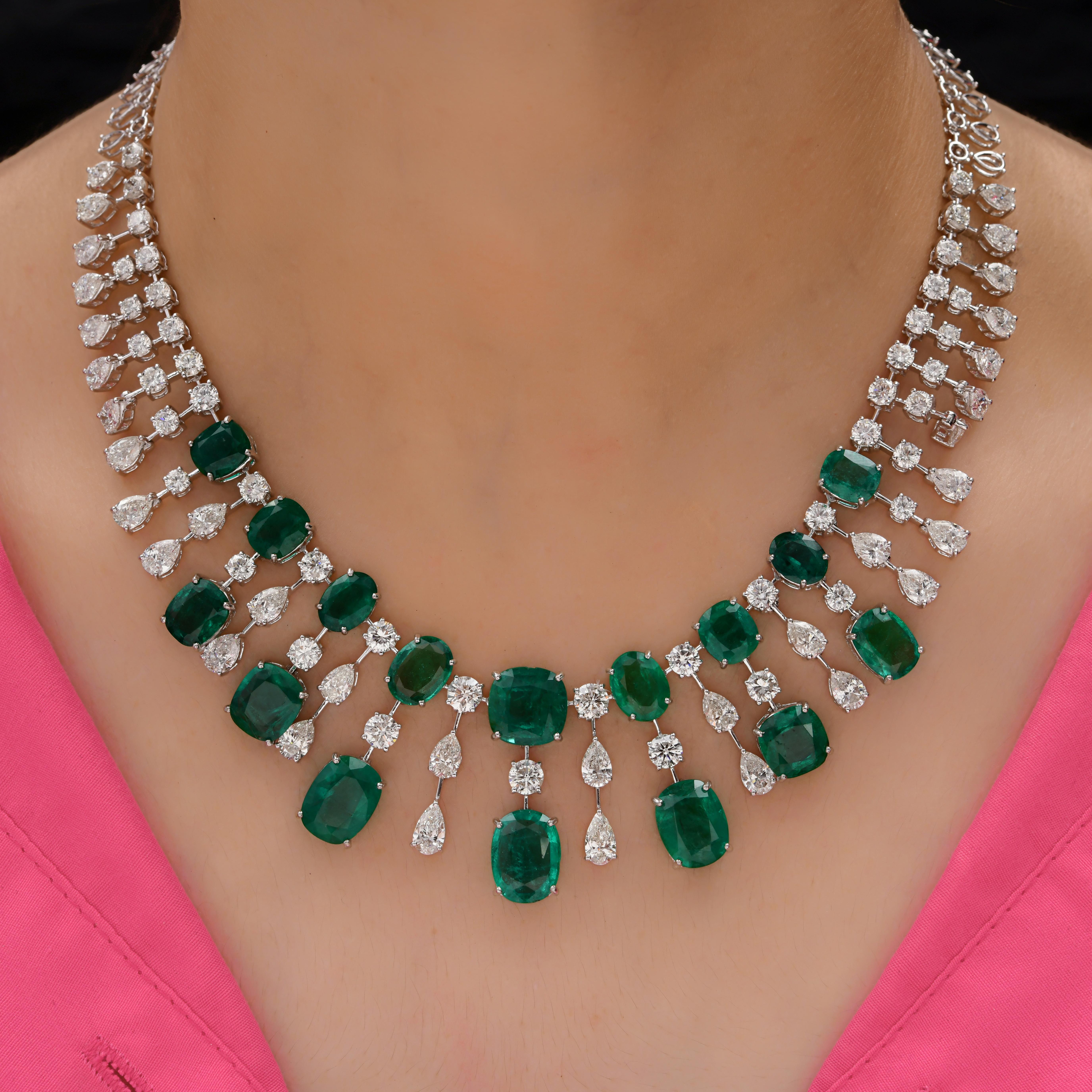 Dieses exquisite Collier aus 18-karätigem Gold ist mit 46,44 Karat Smaragd und 23,96 Karat funkelnden Diamanten besetzt. Der Smaragd ist ein Mai-Geburtsstein und soll den Intellekt verbessern und Wohlstand anziehen. Ein wunderbares Geschenk für