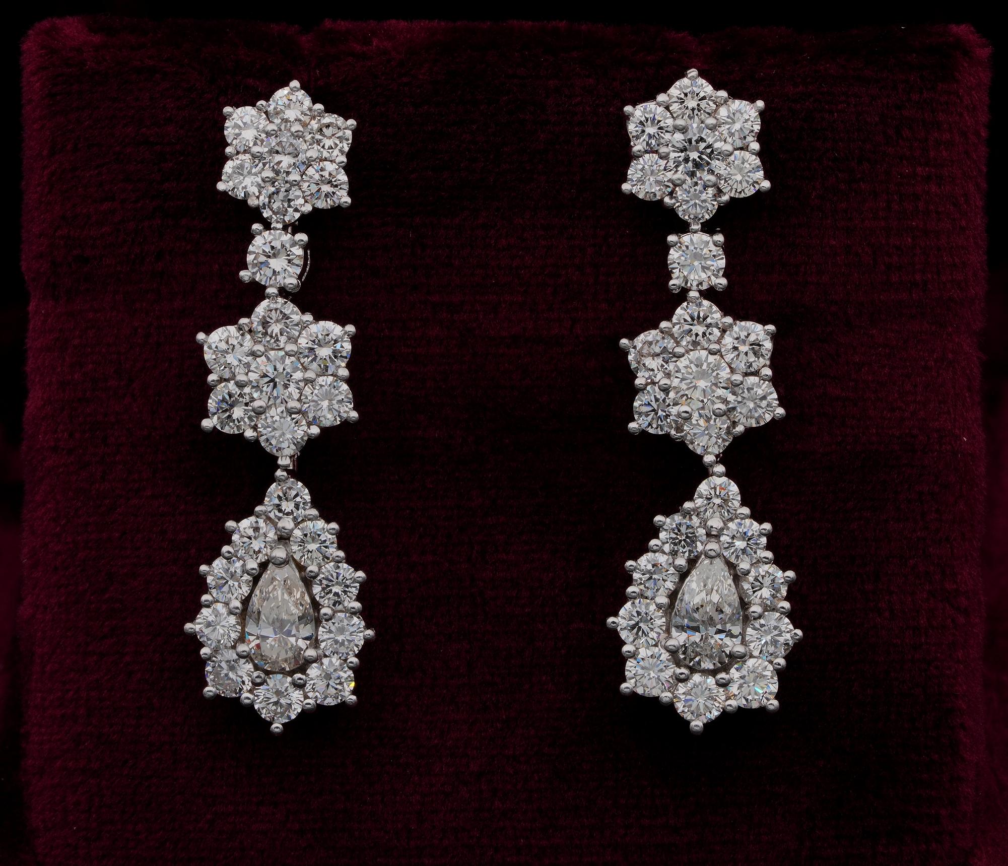 Diamanti abbaglianti
Orecchini a goccia con diamanti di metà secolo di qualità eccezionale, composti da un'alta selezione di diamanti rotondi taglio brillante di altissima qualità
Disegnato come una composizione a fiore che porta alla goccia