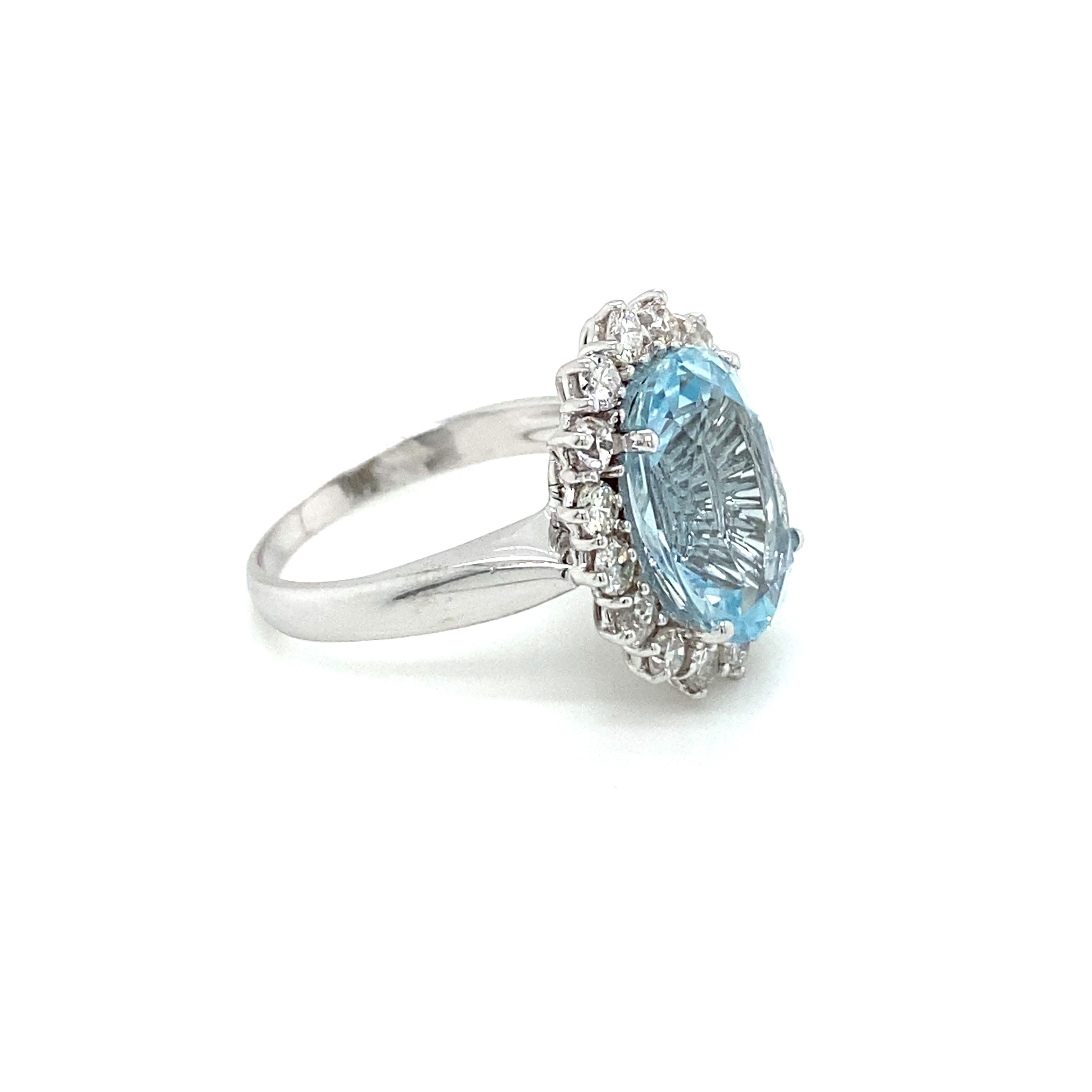 Estate 5 Carat Aquamarine Diamond Cluster Ring In Excellent Condition In Napoli, NA