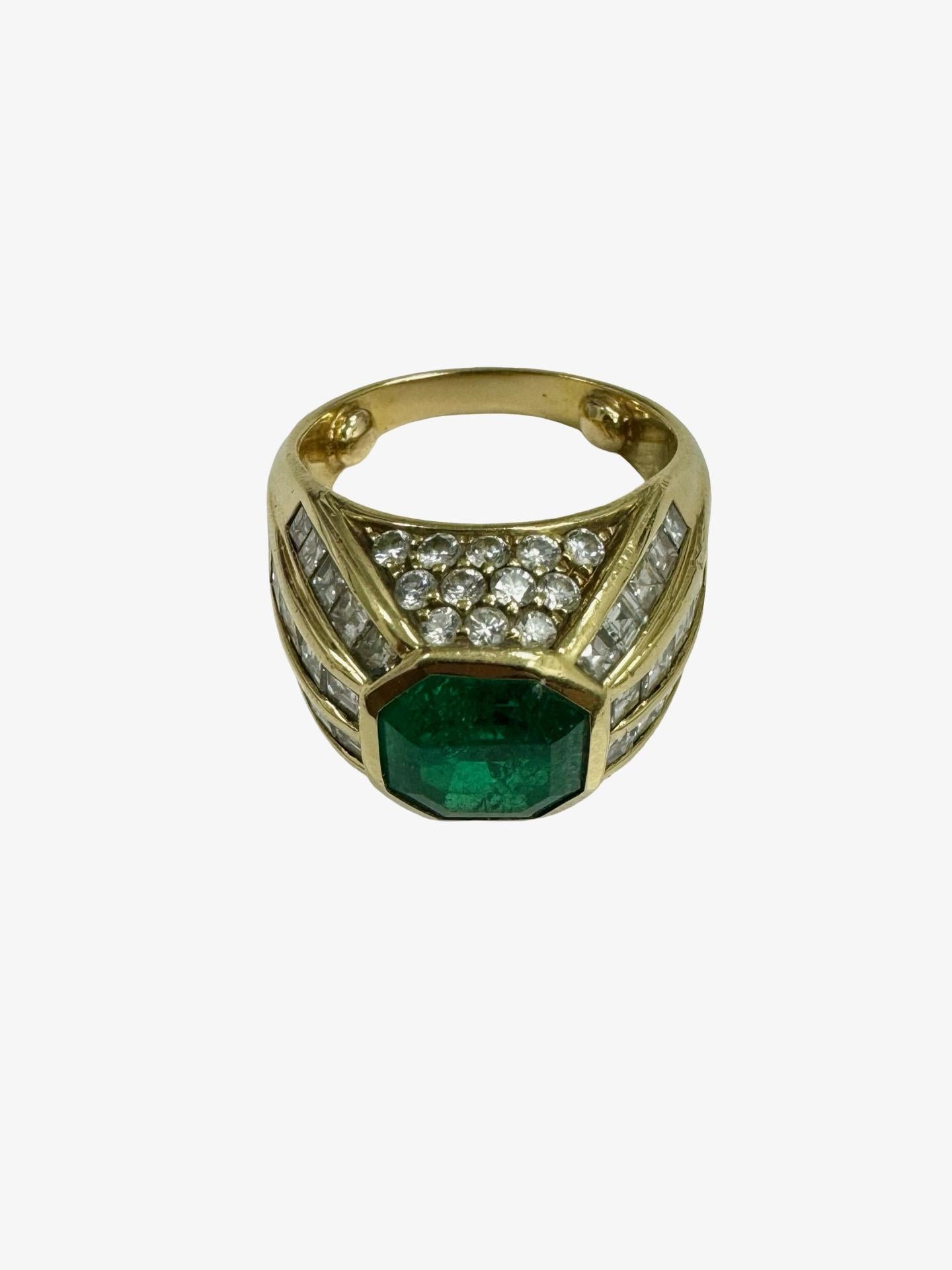Questo anello in oro giallo 18 carati con smeraldo e diamante pesa ben 18,1 grammi. Bello e robusto, l'anello ha uno smeraldo centrale del peso dichiarato dal cliente di 5,03 carati (secondo la formula misura 5,22 carati). Lo smeraldo è sfaccettato