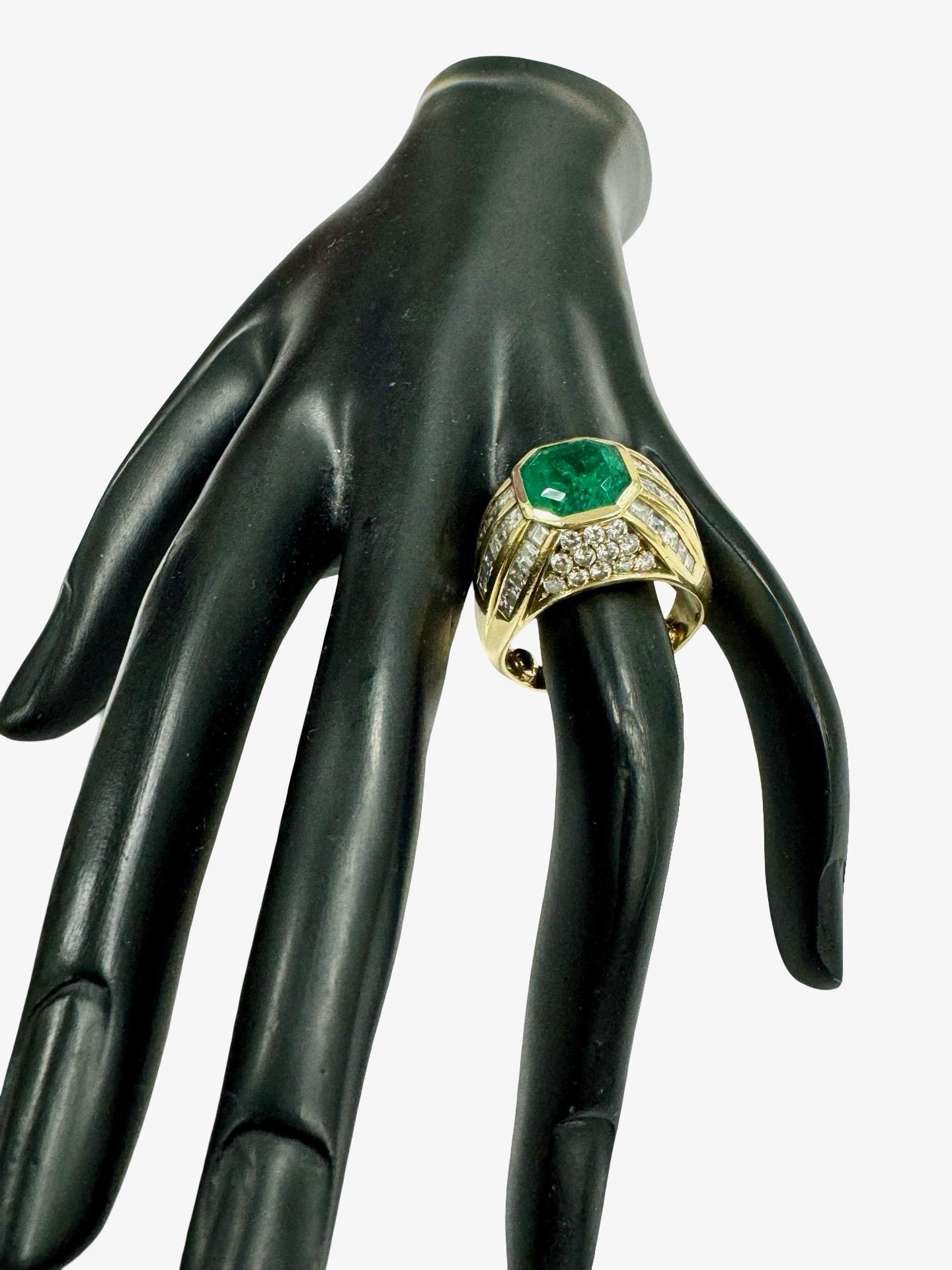 Smeraldo colombiano certificato GIA da 5,03 carati e diamanti da 3,22 carati, geometrico 18k in vendita 3