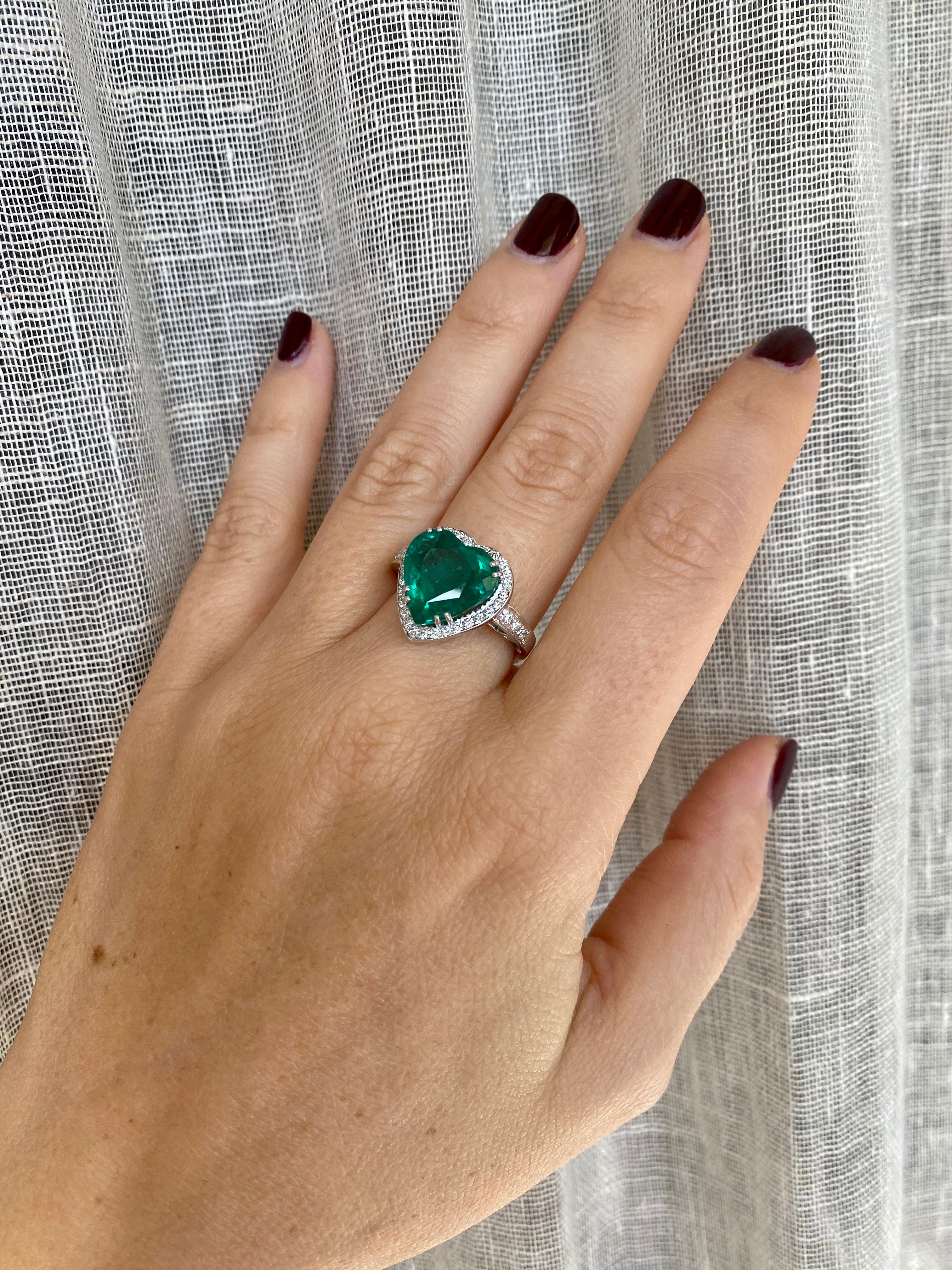 Estate 5.51 Carat Heart Colombian Emerald Diamond Gold Ring 5